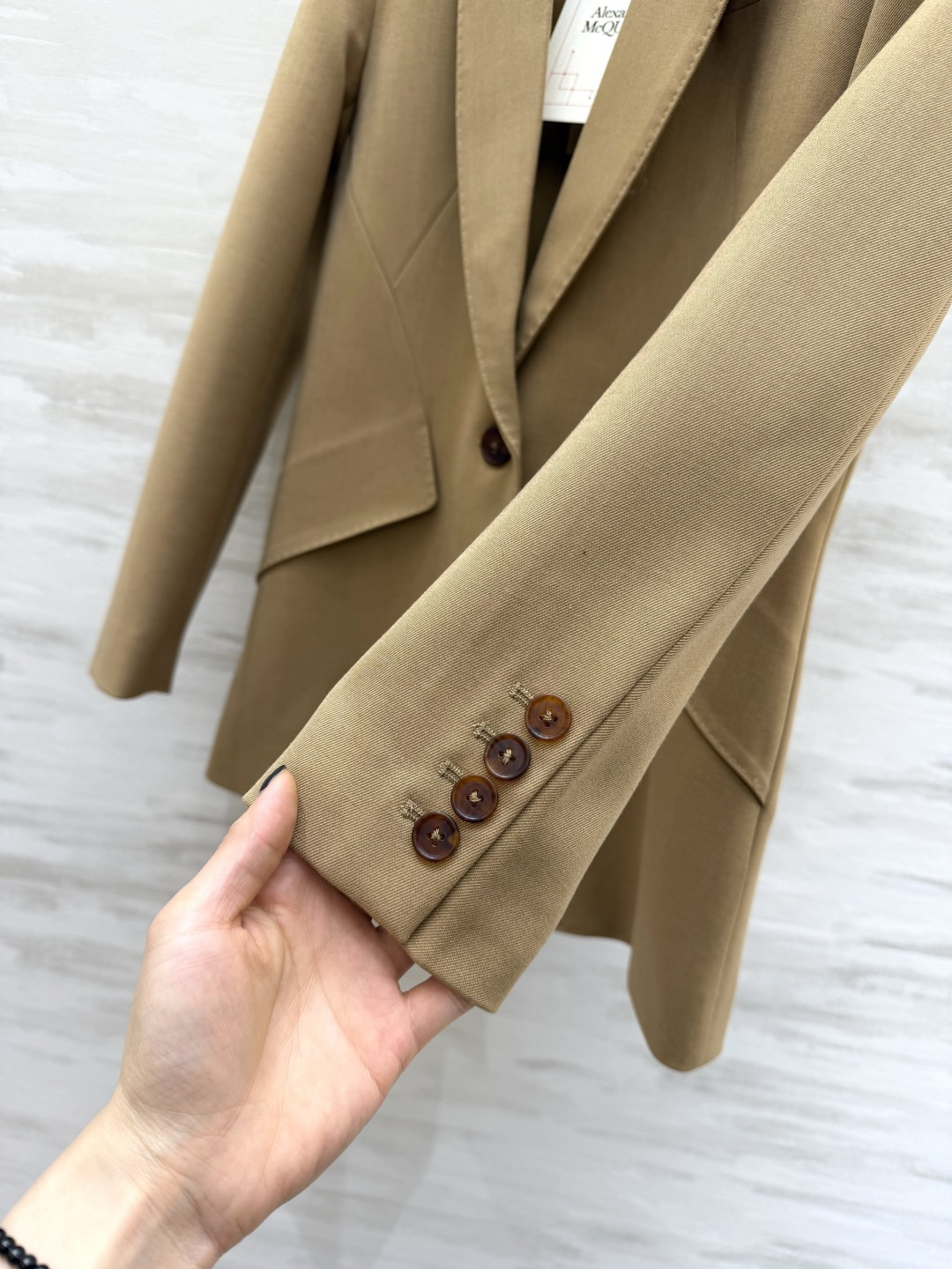 #Alexander McQuee♡²⁶新款西装外套 利落收腰剪裁 立体结构线 秒变沙漏腰 藏肉又显比例