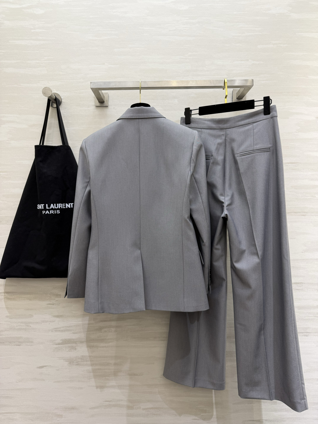 #ysl²⁶大女主灰色西装套装 立体剪裁 挺括版型不挑身材 利落剪裁藏肉显瘦 单排扣设计经典不过时 阔腿