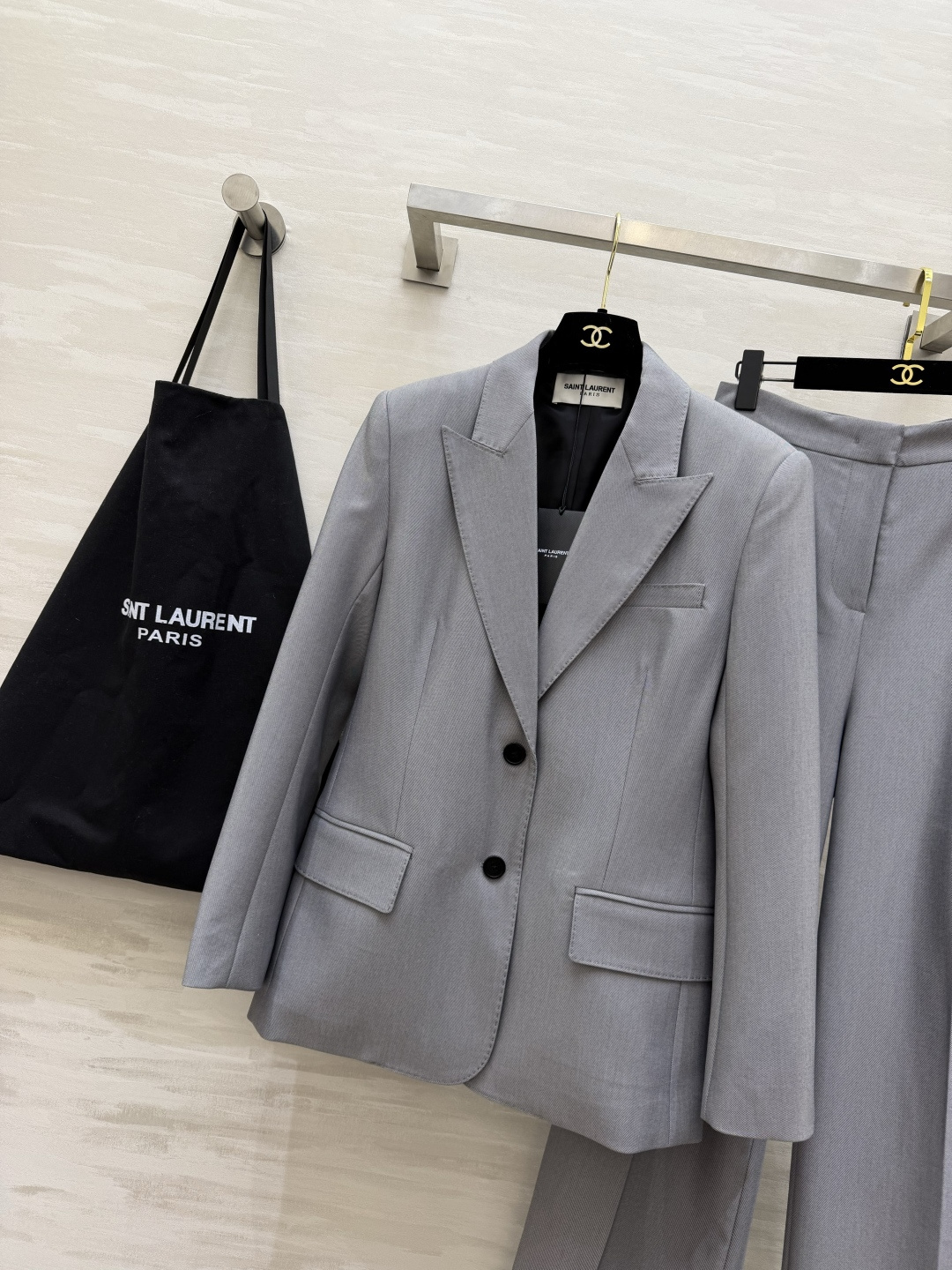 #ysl²⁶大女主灰色西装套装 立体剪裁 挺括版型不挑身材 利落剪裁藏肉显瘦 单排扣设计经典不过时 阔腿