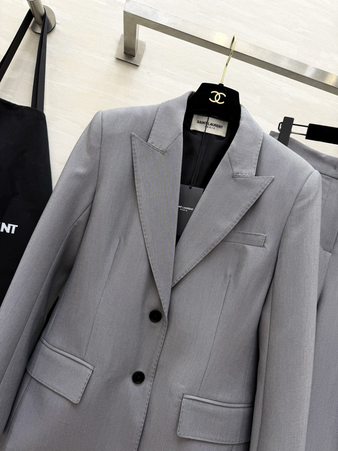 #ysl²⁶大女主灰色西装套装 立体剪裁 挺括版型不挑身材 利落剪裁藏肉显瘦 单排扣设计经典不过时 阔腿