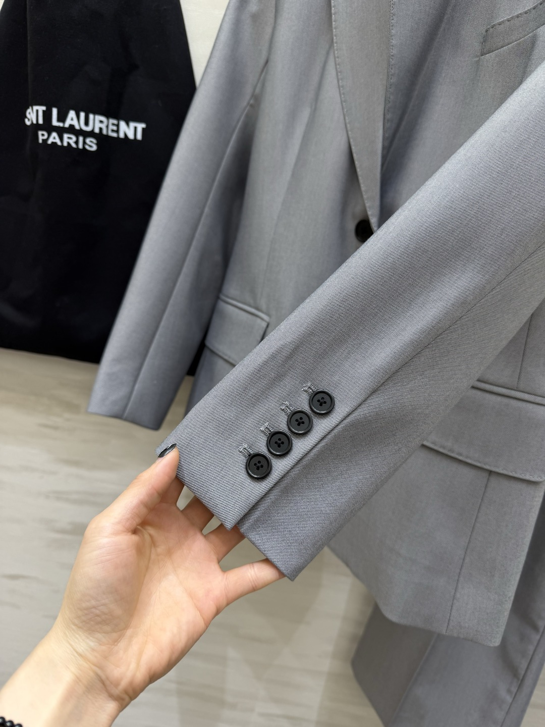 #ysl²⁶大女主灰色西装套装 立体剪裁 挺括版型不挑身材 利落剪裁藏肉显瘦 单排扣设计经典不过时 阔腿