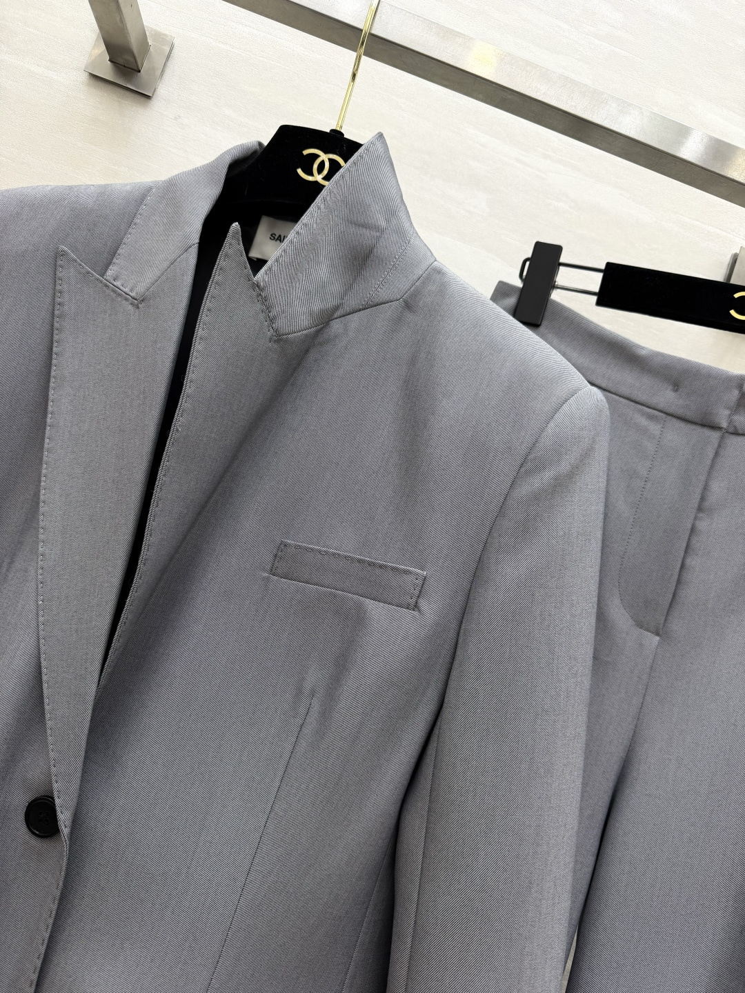 #ysl²⁶大女主灰色西装套装 立体剪裁 挺括版型不挑身材 利落剪裁藏肉显瘦 单排扣设计经典不过时 阔腿