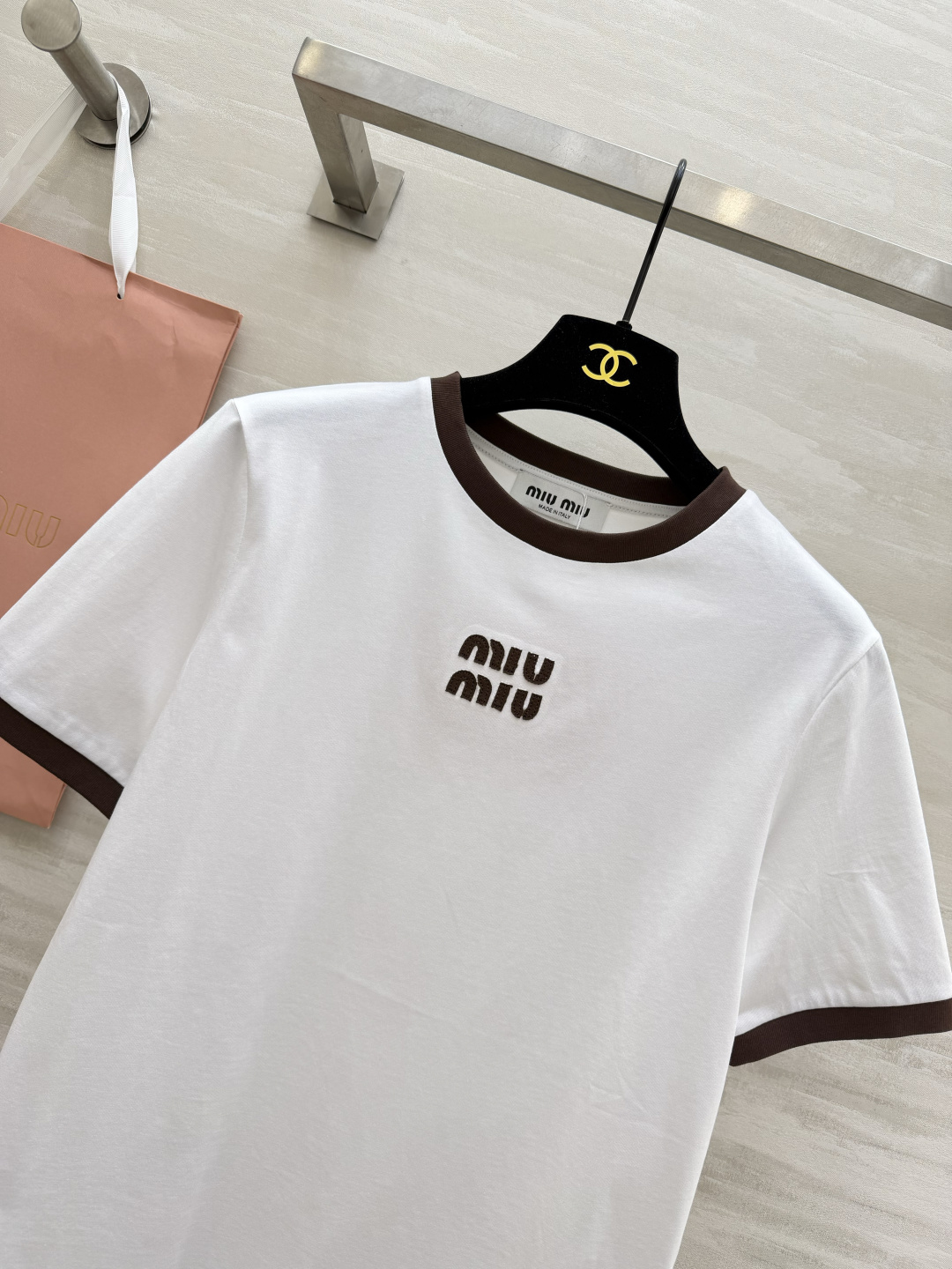 #MiuMi♡²⁶撞色罗纹领字母T恤｜ 三色可选 撞色圆领 立体刺绣 高支棉亲肤透气 白棕/橄榄棕/酒红