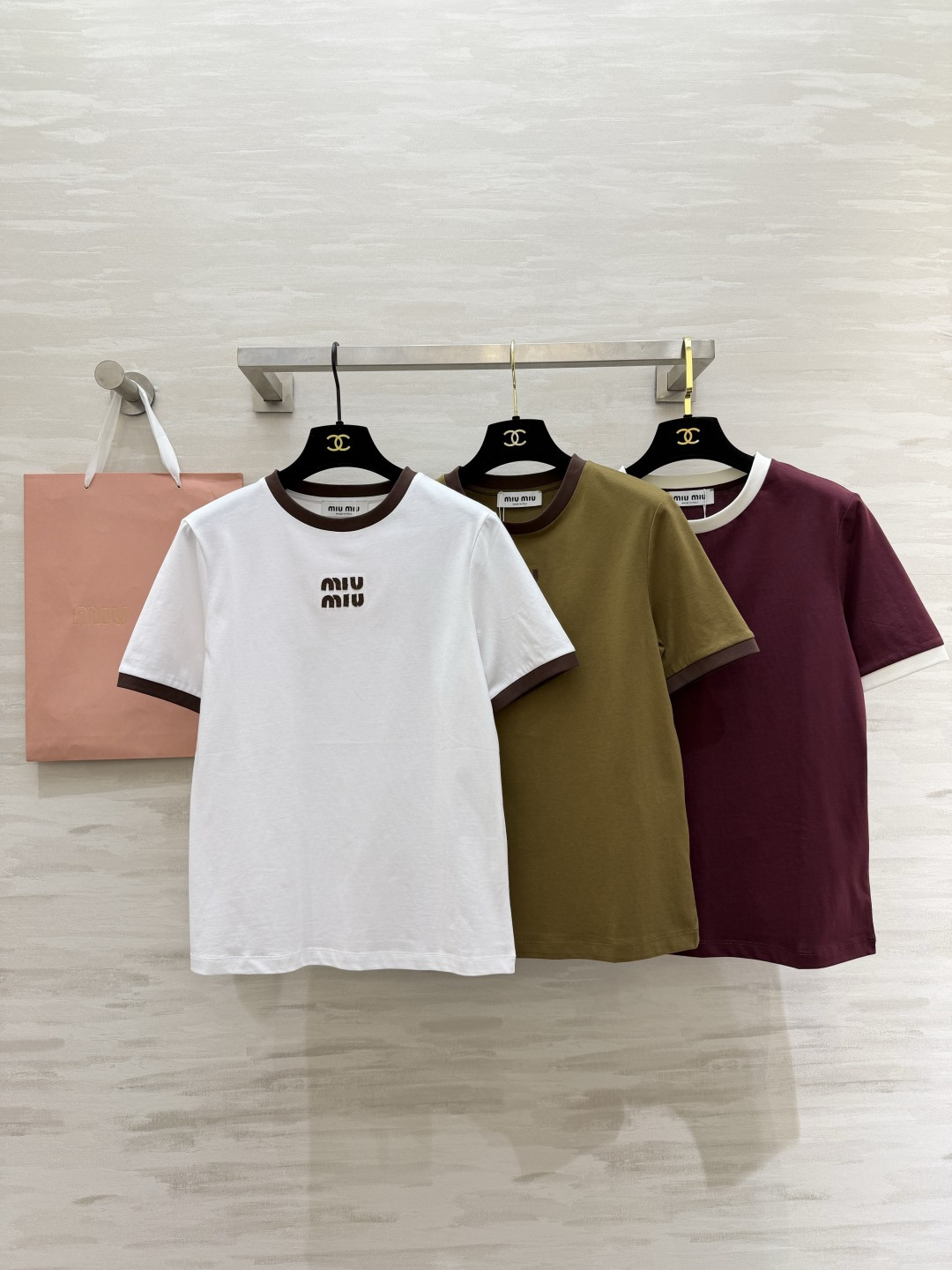 #MiuMi♡²⁶撞色罗纹领字母T恤｜ 三色可选 撞色圆领 立体刺绣 高支棉亲肤透气 白棕/橄榄棕/酒红