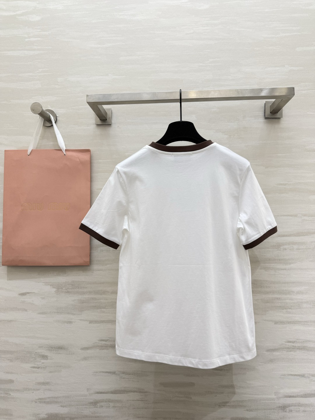 #MiuMi♡²⁶撞色罗纹领字母T恤｜ 三色可选 撞色圆领 立体刺绣 高支棉亲肤透气 白棕/橄榄棕/酒红