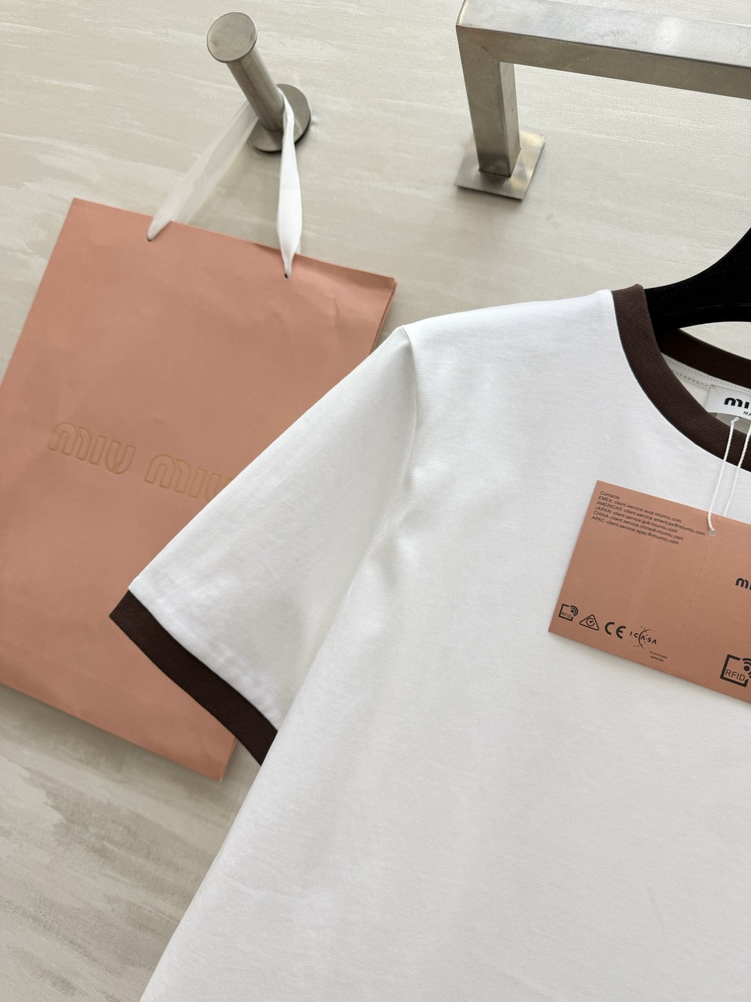 #MiuMi♡²⁶撞色罗纹领字母T恤｜ 三色可选 撞色圆领 立体刺绣 高支棉亲肤透气 白棕/橄榄棕/酒红