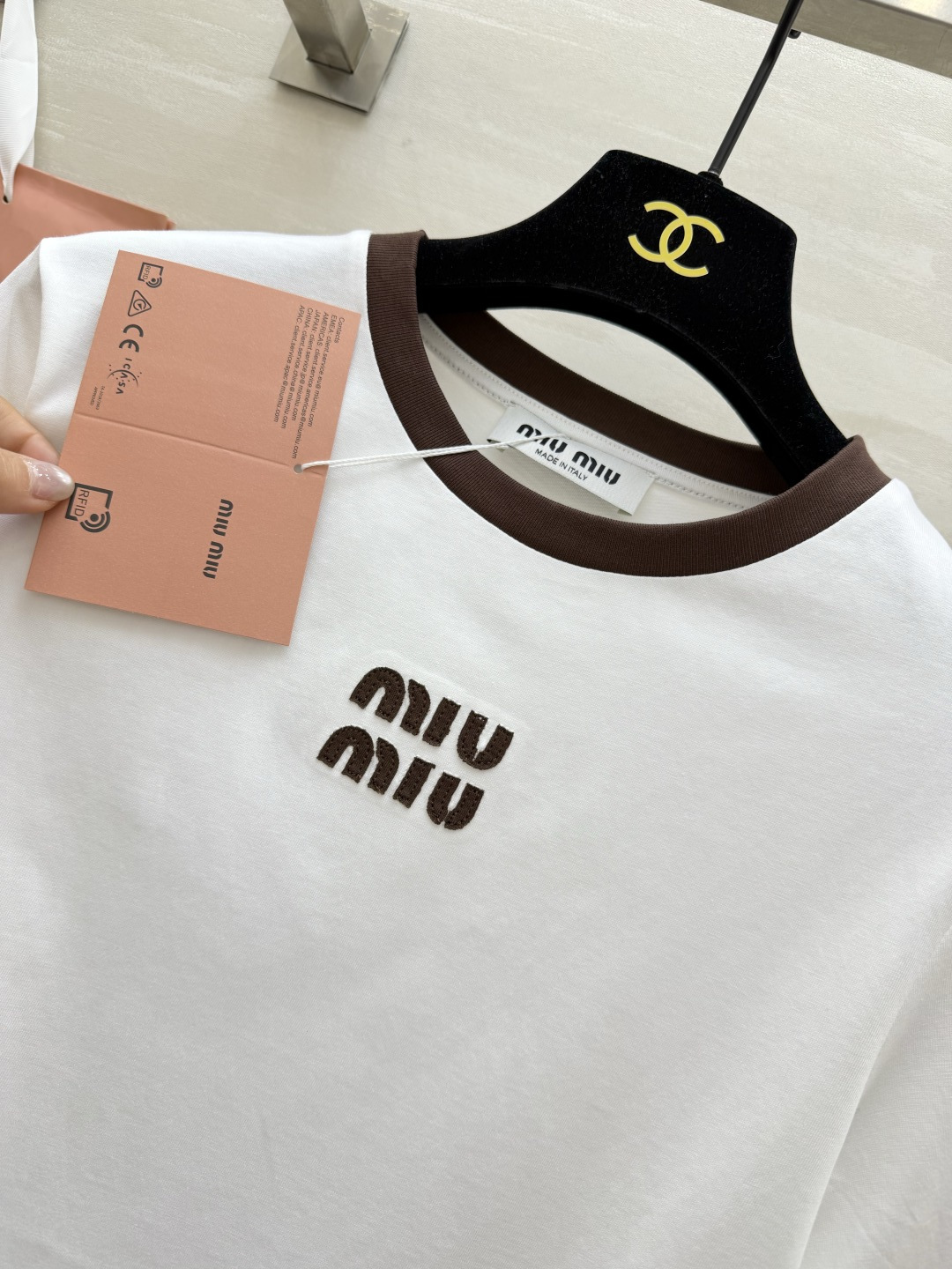 #MiuMi♡²⁶撞色罗纹领字母T恤｜ 三色可选 撞色圆领 立体刺绣 高支棉亲肤透气 白棕/橄榄棕/酒红