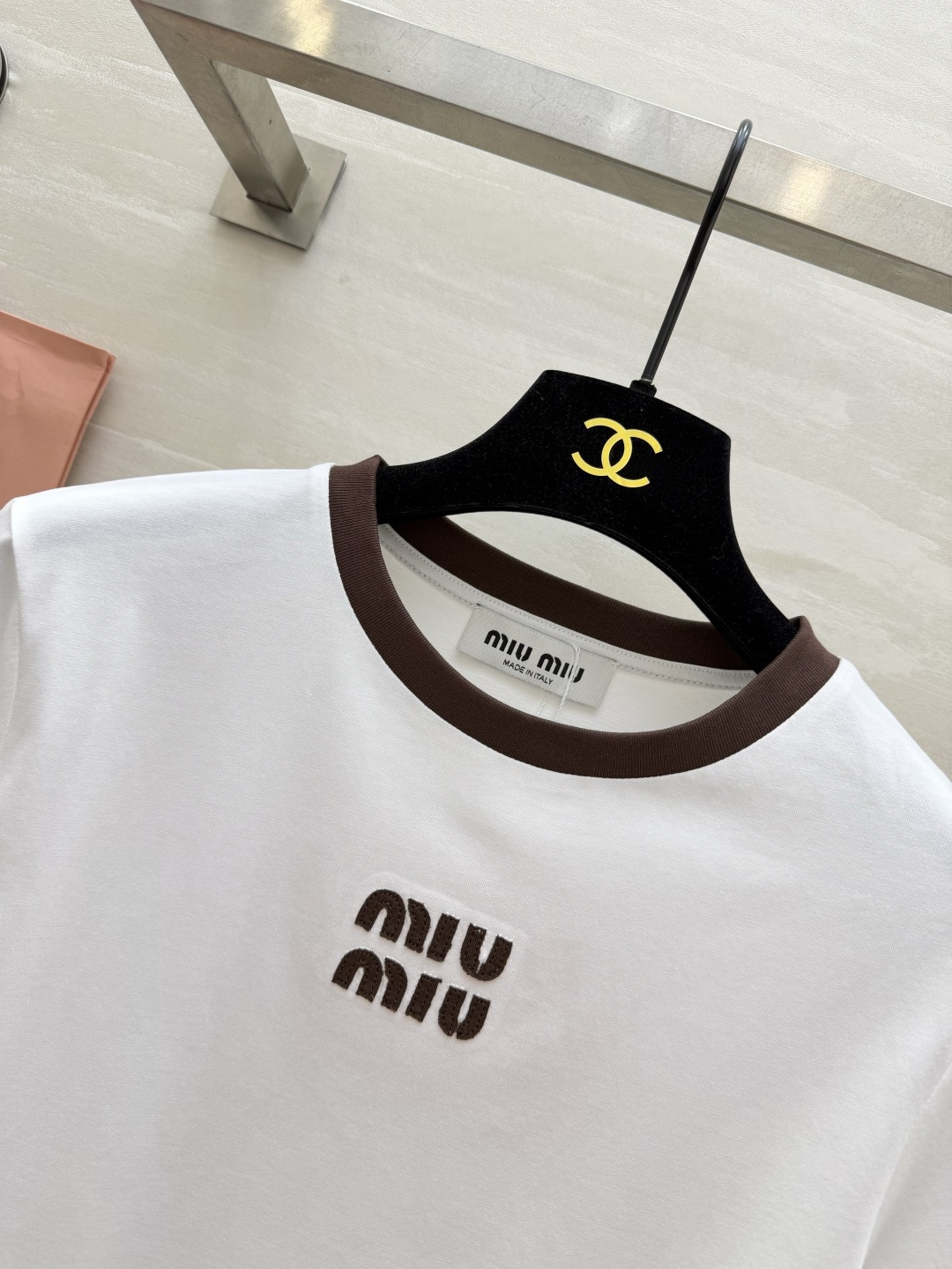 #MiuMi♡²⁶撞色罗纹领字母T恤｜ 三色可选 撞色圆领 立体刺绣 高支棉亲肤透气 白棕/橄榄棕/酒红