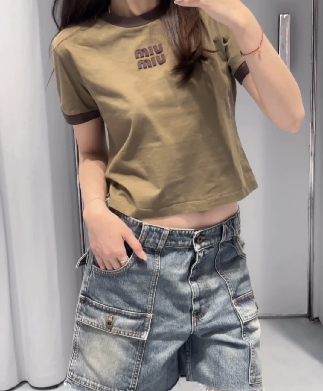 #MiuMi♡²⁶撞色罗纹领字母T恤｜ 三色可选 撞色圆领 立体刺绣 高支棉亲肤透气 白棕/橄榄棕/酒红