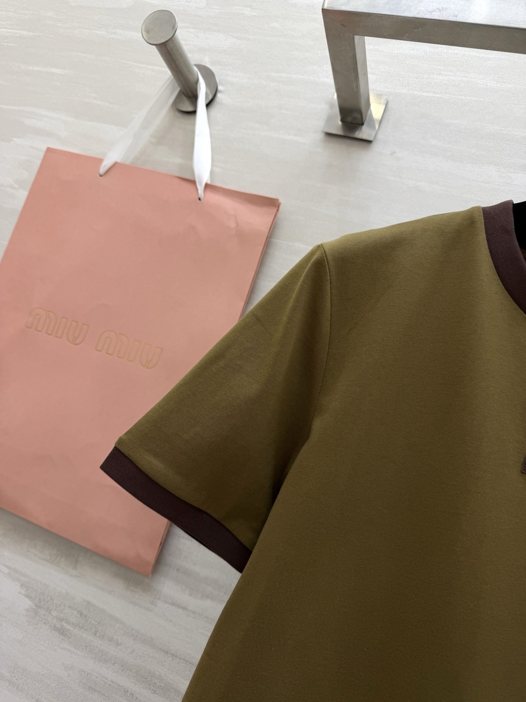 #MiuMi♡²⁶撞色罗纹领字母T恤｜ 三色可选 撞色圆领 立体刺绣 高支棉亲肤透气 白棕/橄榄棕/酒红