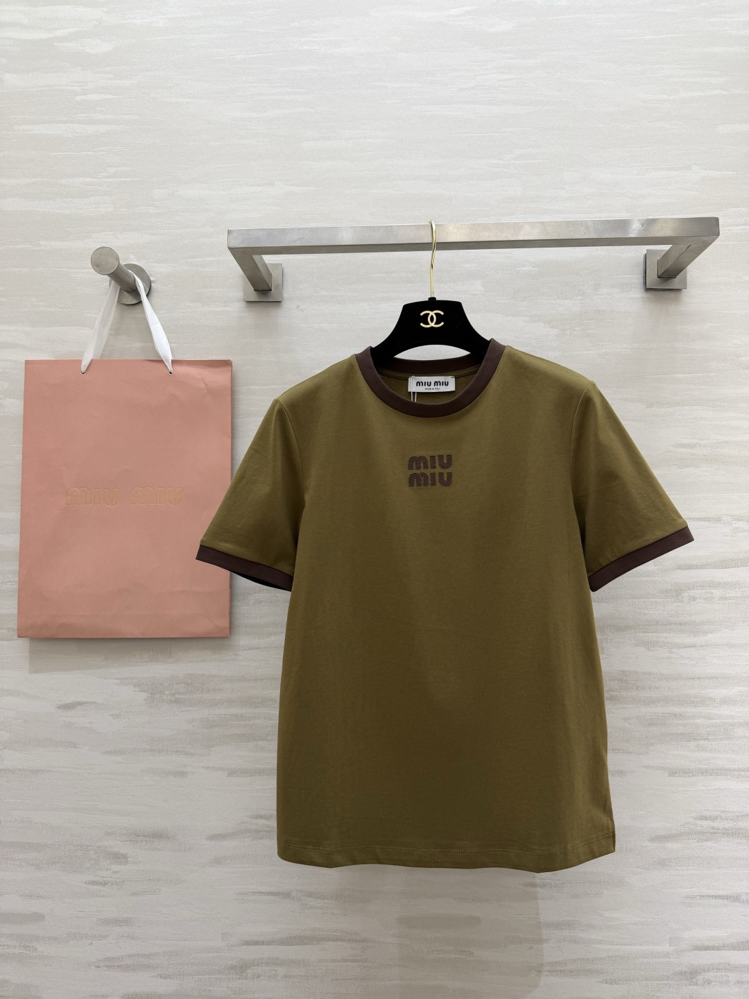 #MiuMi♡²⁶撞色罗纹领字母T恤｜ 三色可选 撞色圆领 立体刺绣 高支棉亲肤透气 白棕/橄榄棕/酒红