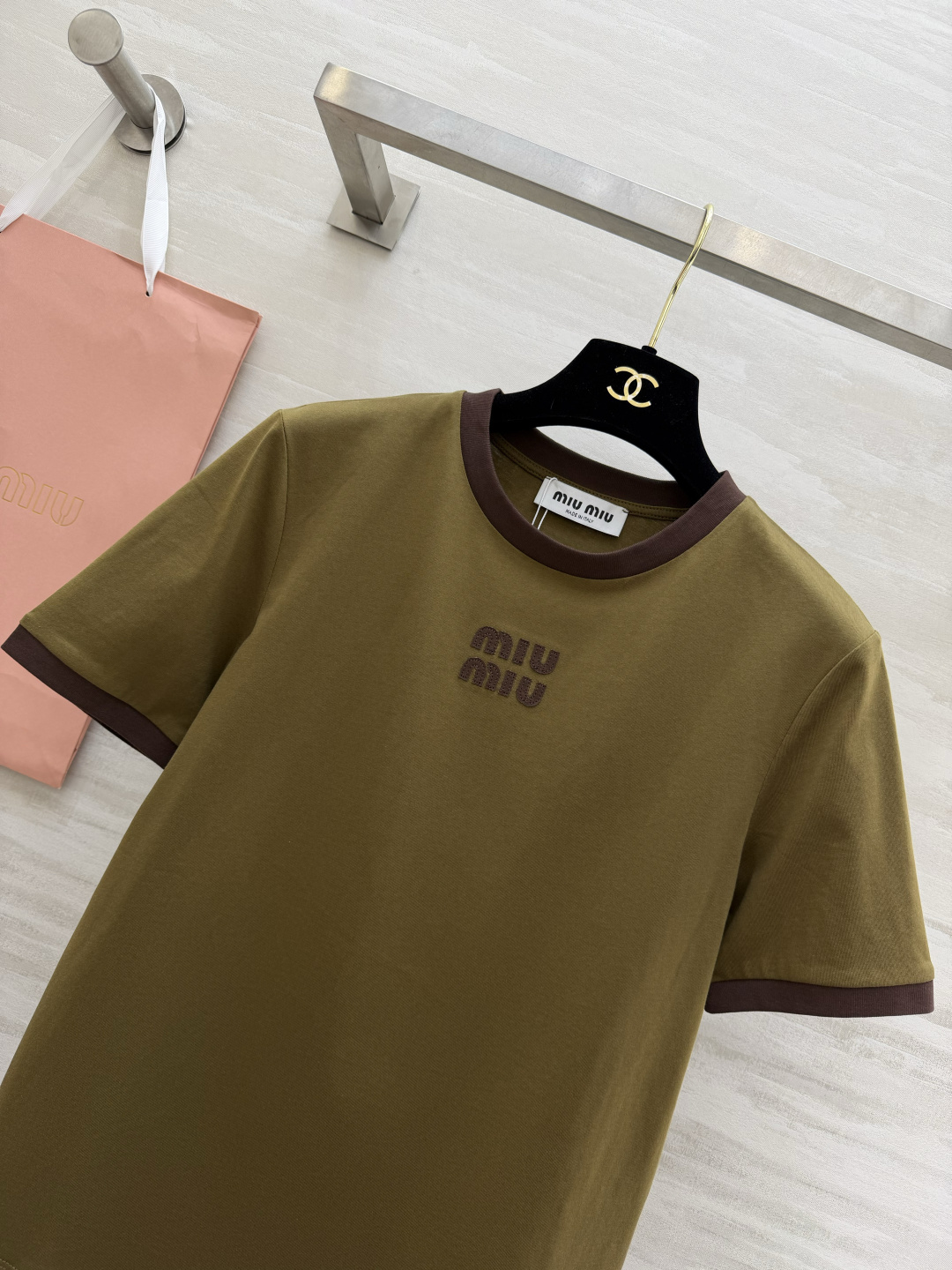 #MiuMi♡²⁶撞色罗纹领字母T恤｜ 三色可选 撞色圆领 立体刺绣 高支棉亲肤透气 白棕/橄榄棕/酒红