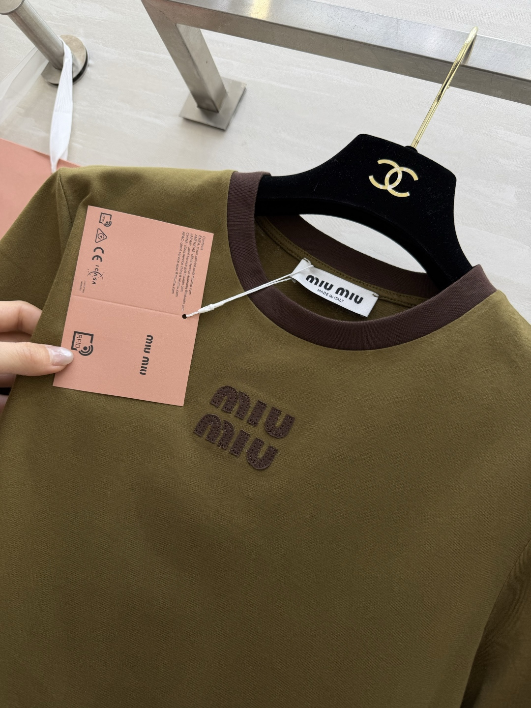 #MiuMi♡²⁶撞色罗纹领字母T恤｜ 三色可选 撞色圆领 立体刺绣 高支棉亲肤透气 白棕/橄榄棕/酒红