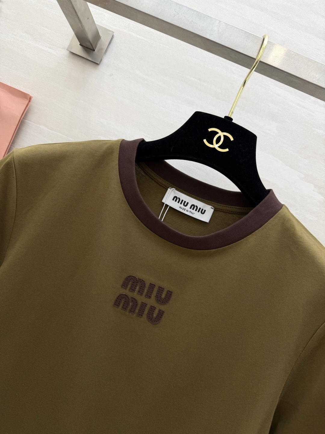 #MiuMi♡²⁶撞色罗纹领字母T恤｜ 三色可选 撞色圆领 立体刺绣 高支棉亲肤透气 白棕/橄榄棕/酒红