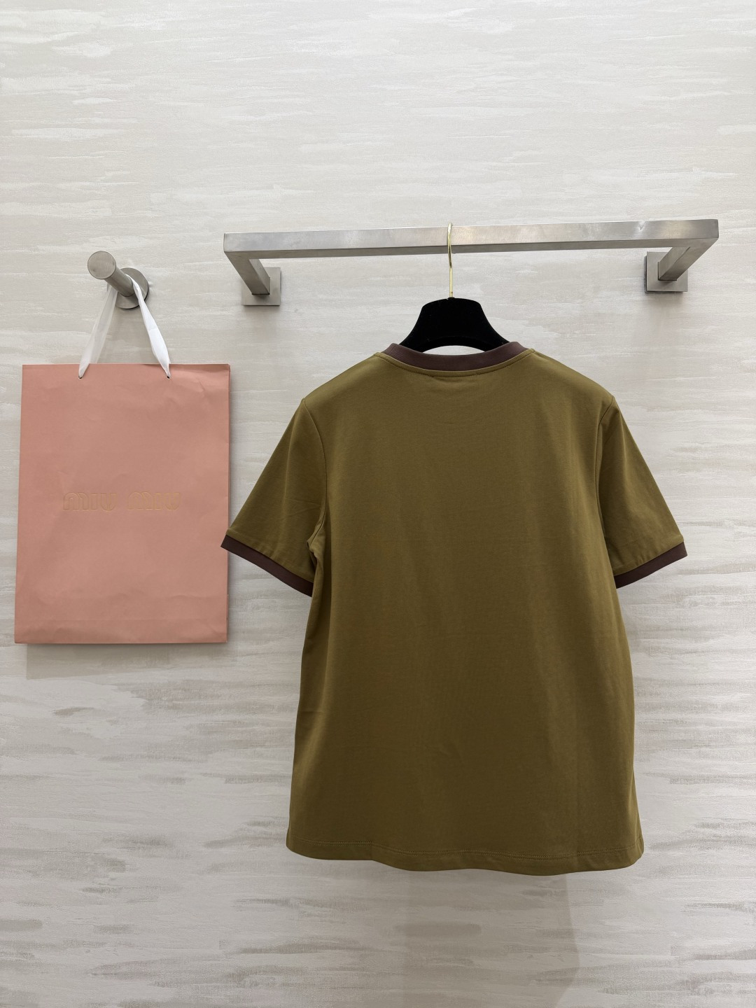 #MiuMi♡²⁶撞色罗纹领字母T恤｜ 三色可选 撞色圆领 立体刺绣 高支棉亲肤透气 白棕/橄榄棕/酒红