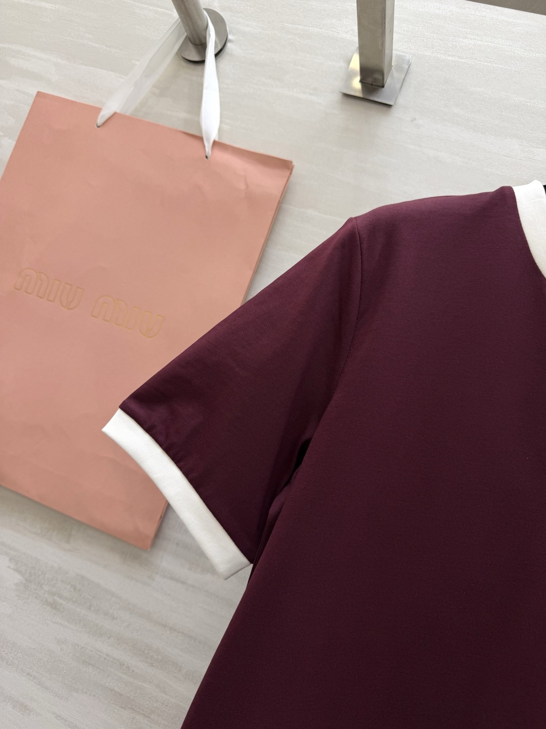 #MiuMi♡²⁶撞色罗纹领字母T恤｜ 三色可选 撞色圆领 立体刺绣 高支棉亲肤透气 白棕/橄榄棕/酒红