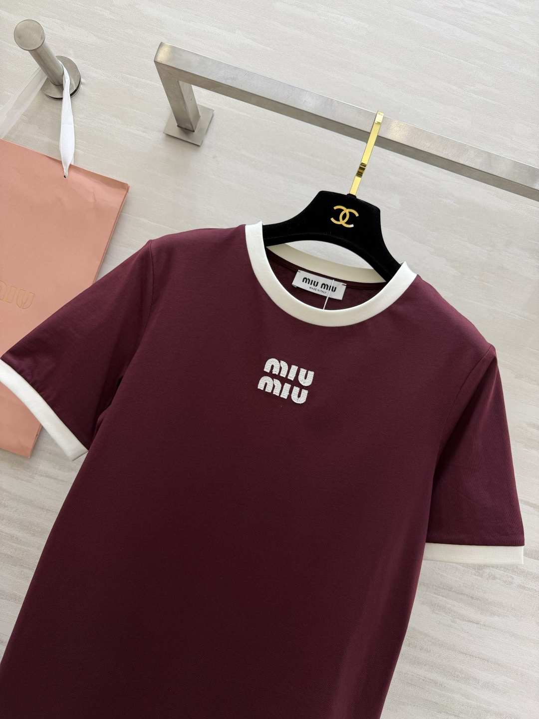 #MiuMi♡²⁶撞色罗纹领字母T恤｜ 三色可选 撞色圆领 立体刺绣 高支棉亲肤透气 白棕/橄榄棕/酒红