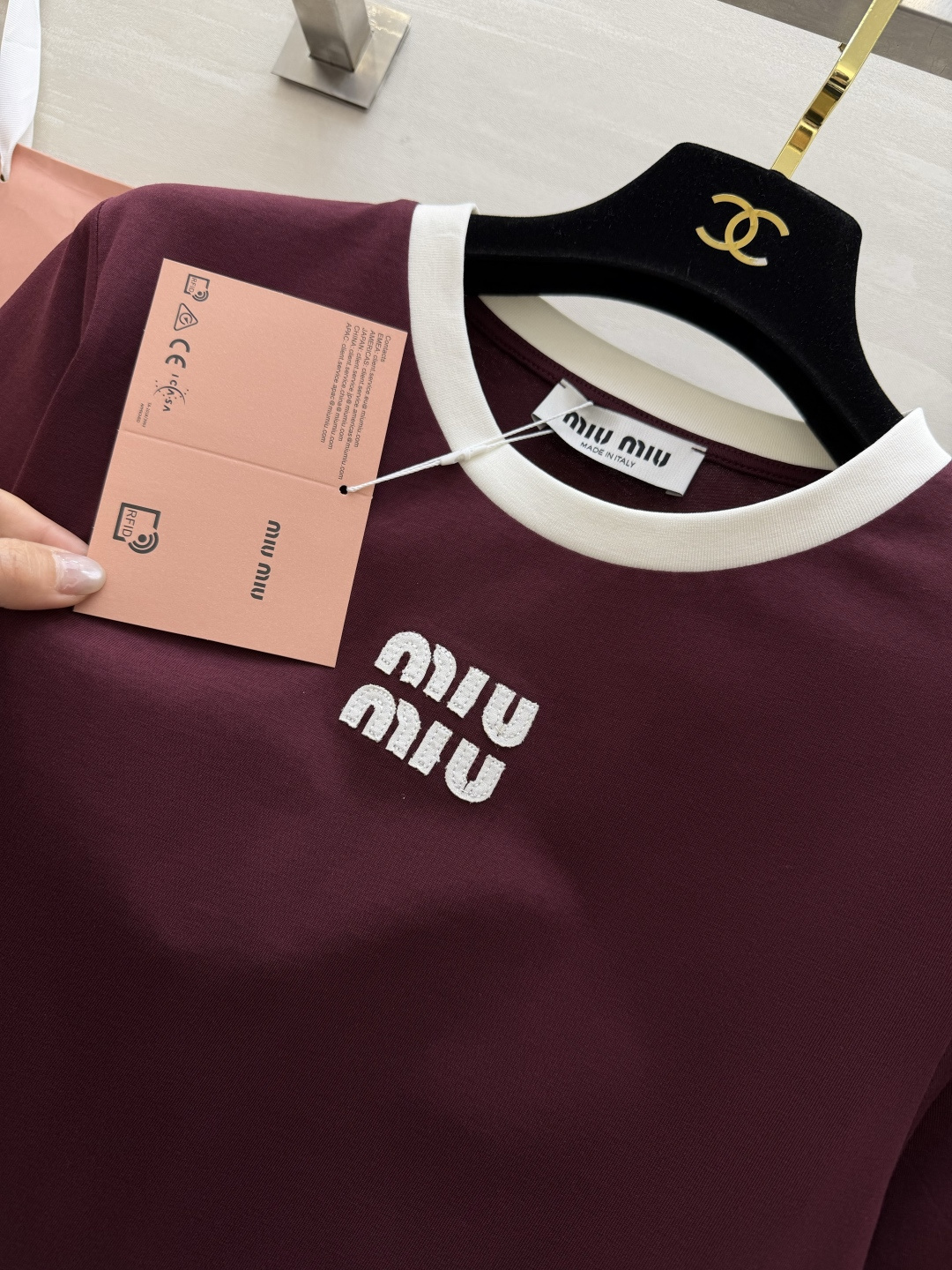 #MiuMi♡²⁶撞色罗纹领字母T恤｜ 三色可选 撞色圆领 立体刺绣 高支棉亲肤透气 白棕/橄榄棕/酒红