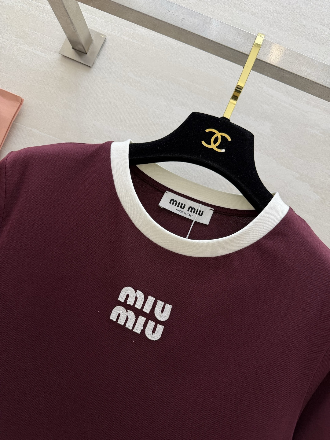 #MiuMi♡²⁶撞色罗纹领字母T恤｜ 三色可选 撞色圆领 立体刺绣 高支棉亲肤透气 白棕/橄榄棕/酒红