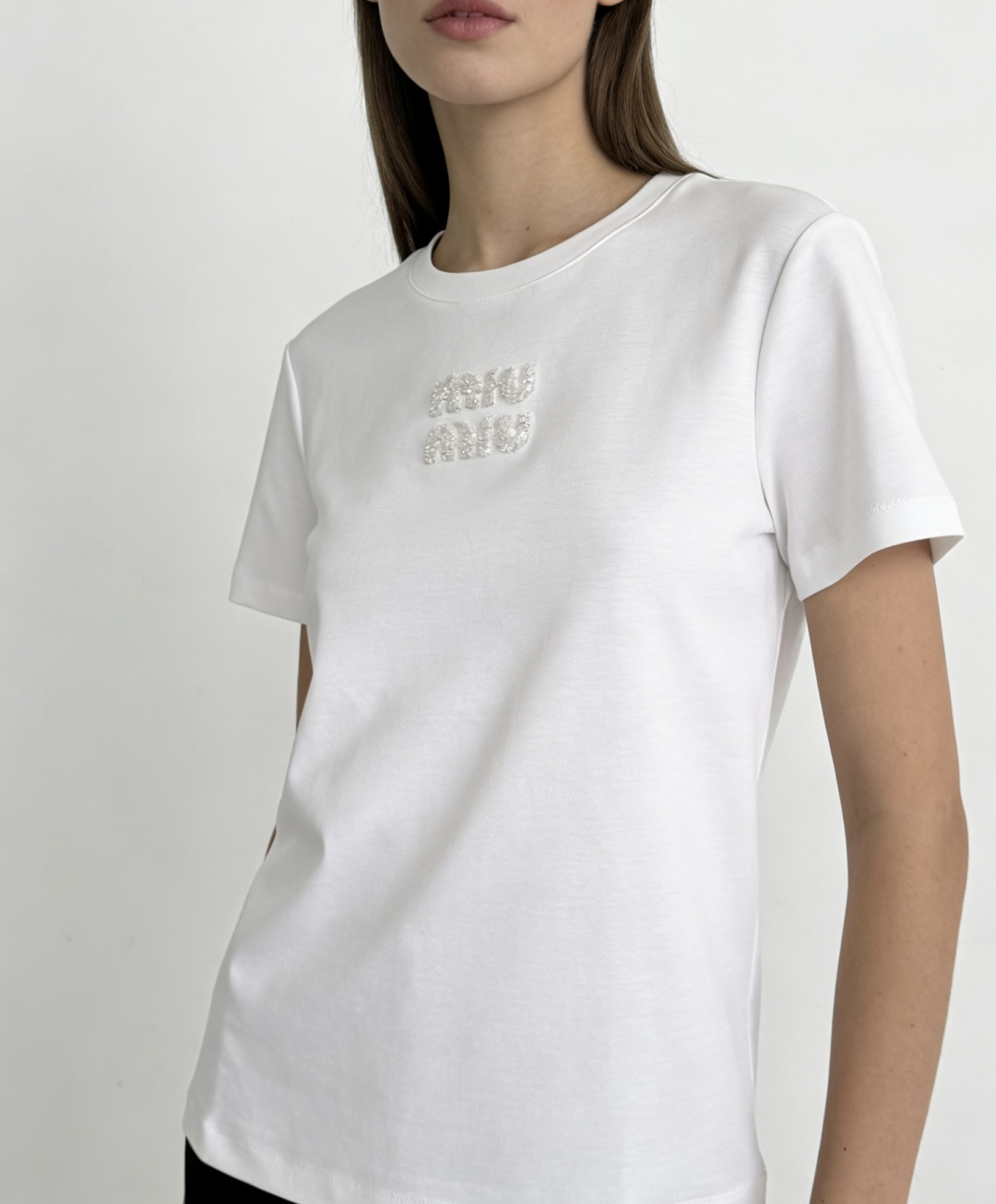 #MiuMi♡²⁶ss字母珠片刺绣🪡短袖T恤 三色可选 手工重工珠片logo 高支棉 亲肤透气 白/粉/