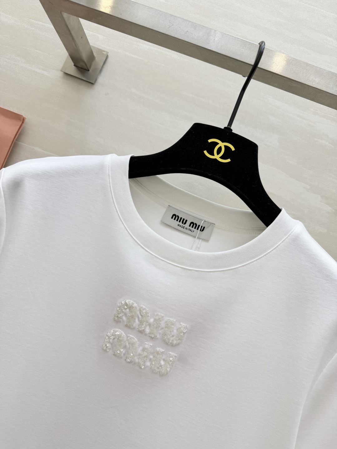 #MiuMi♡²⁶ss字母珠片刺绣🪡短袖T恤 三色可选 手工重工珠片logo 高支棉 亲肤透气 白/粉/