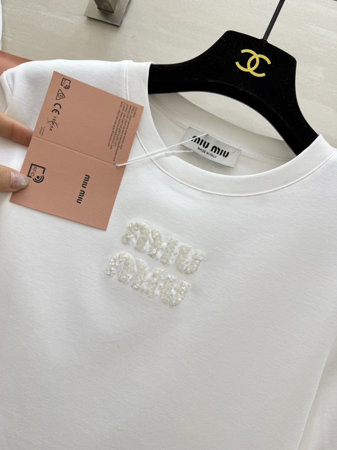 #MiuMi♡²⁶ss字母珠片刺绣🪡短袖T恤 三色可选 手工重工珠片logo 高支棉 亲肤透气 白/粉/
