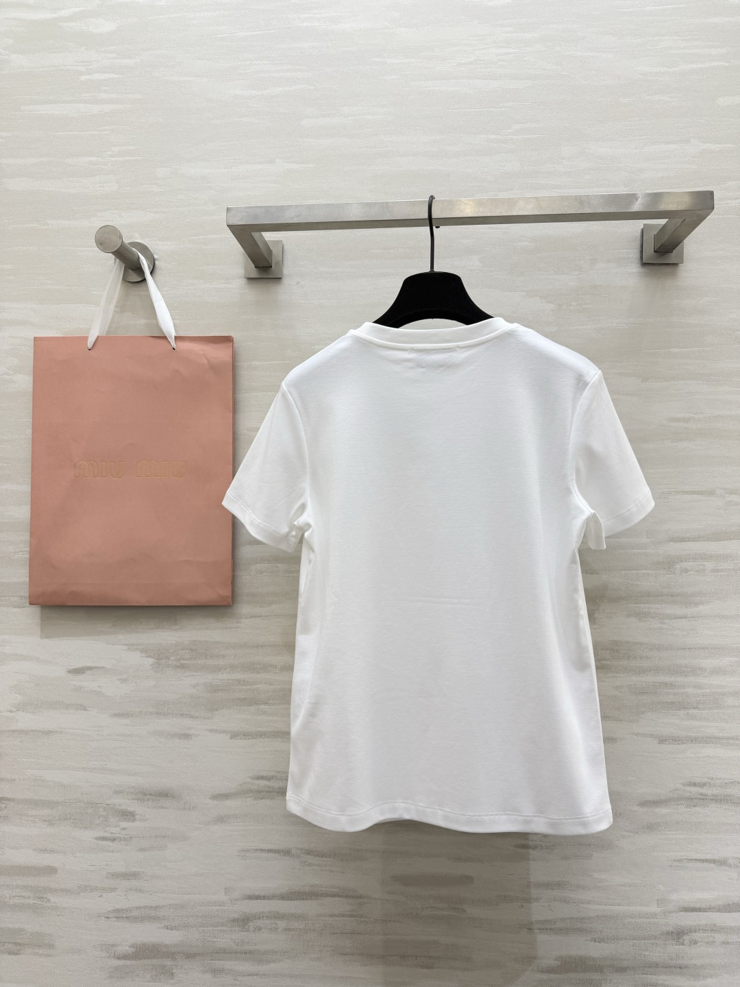 #MiuMi♡²⁶ss字母珠片刺绣🪡短袖T恤 三色可选 手工重工珠片logo 高支棉 亲肤透气 白/粉/