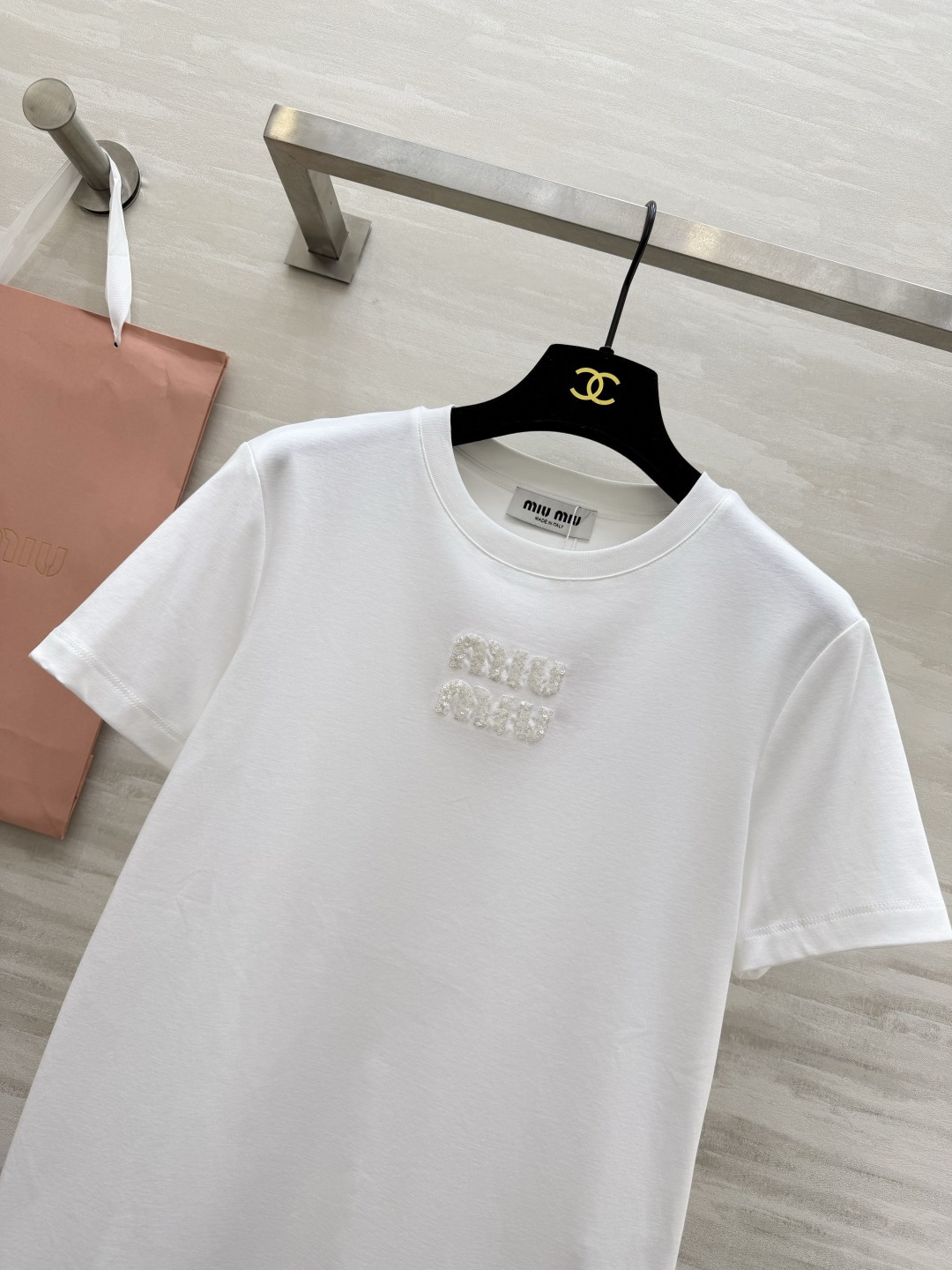 #MiuMi♡²⁶ss字母珠片刺绣🪡短袖T恤 三色可选 手工重工珠片logo 高支棉 亲肤透气 白/粉/