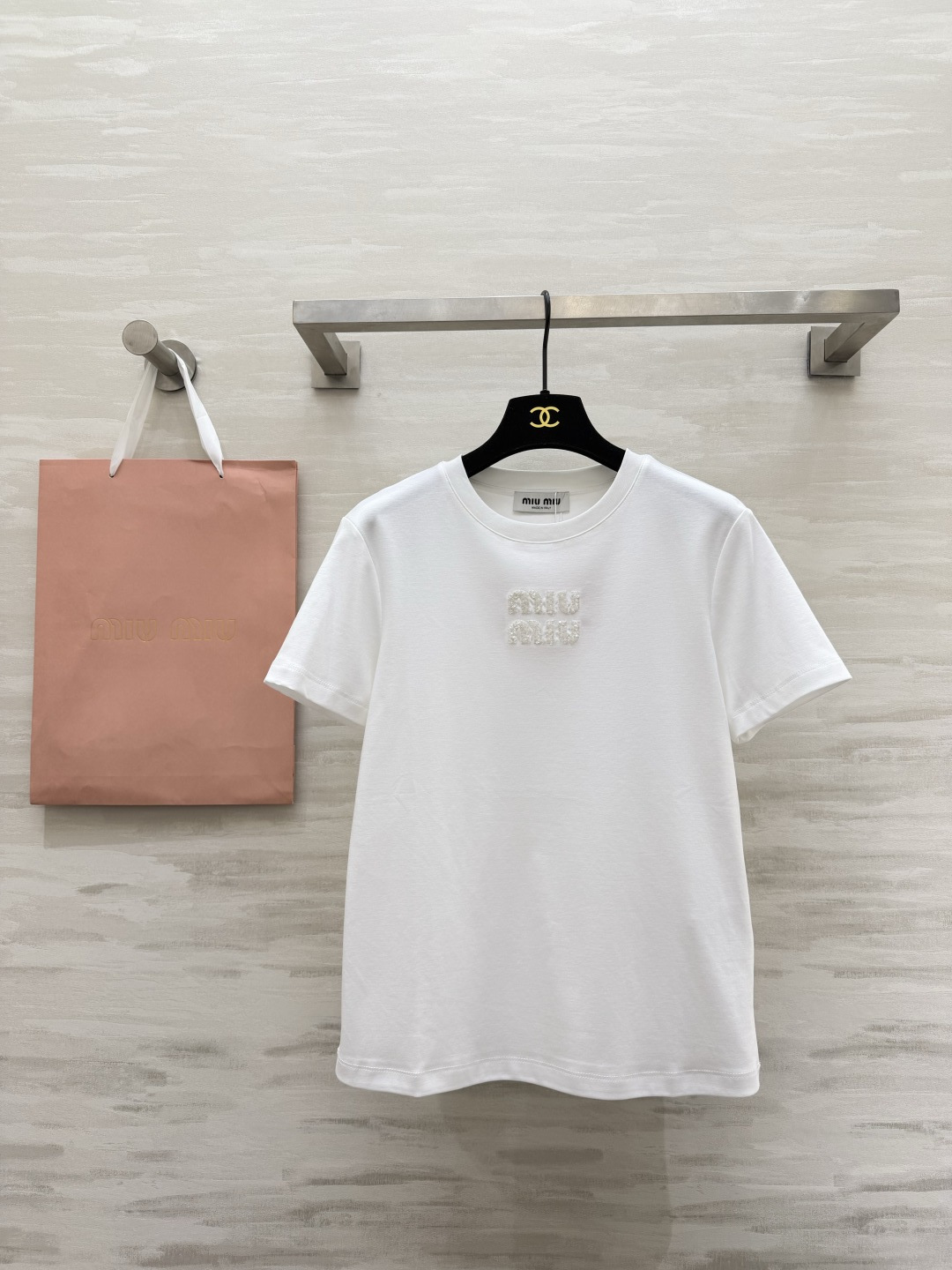 #MiuMi♡²⁶ss字母珠片刺绣🪡短袖T恤 三色可选 手工重工珠片logo 高支棉 亲肤透气 白/粉/