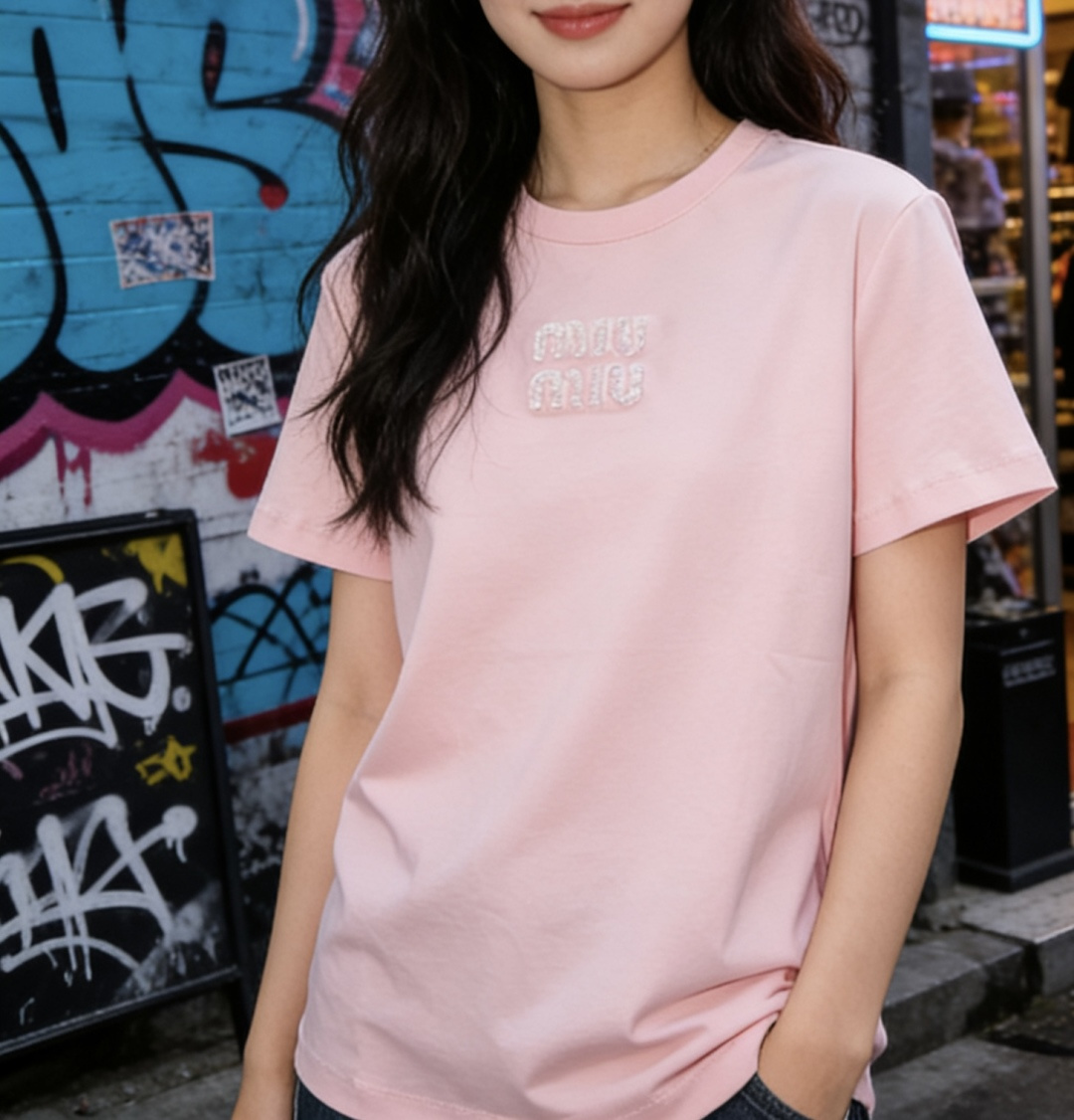 #MiuMi♡²⁶ss字母珠片刺绣🪡短袖T恤 三色可选 手工重工珠片logo 高支棉 亲肤透气 白/粉/