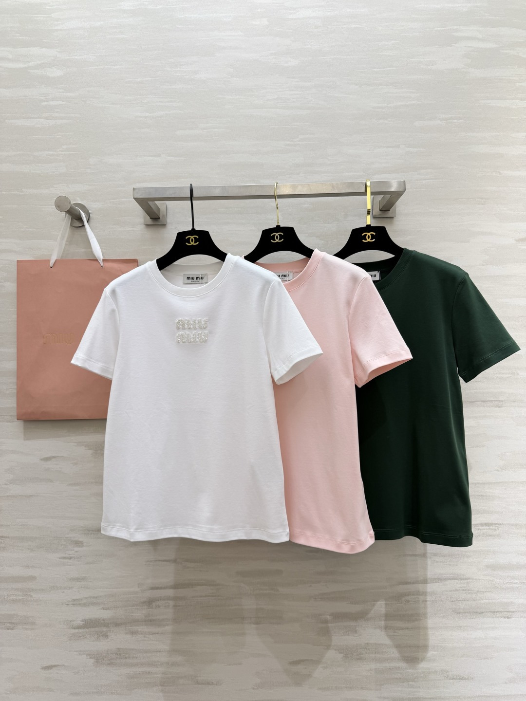 #MiuMi♡²⁶ss字母珠片刺绣🪡短袖T恤 三色可选 手工重工珠片logo 高支棉 亲肤透气 白/粉/
