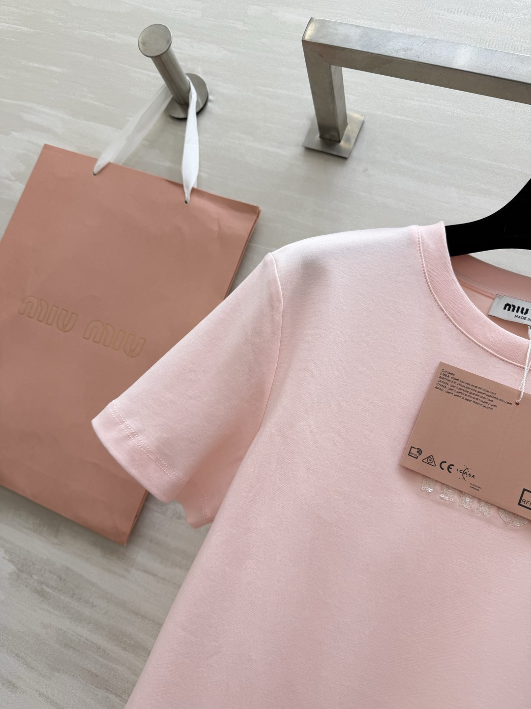 #MiuMi♡²⁶ss字母珠片刺绣🪡短袖T恤 三色可选 手工重工珠片logo 高支棉 亲肤透气 白/粉/