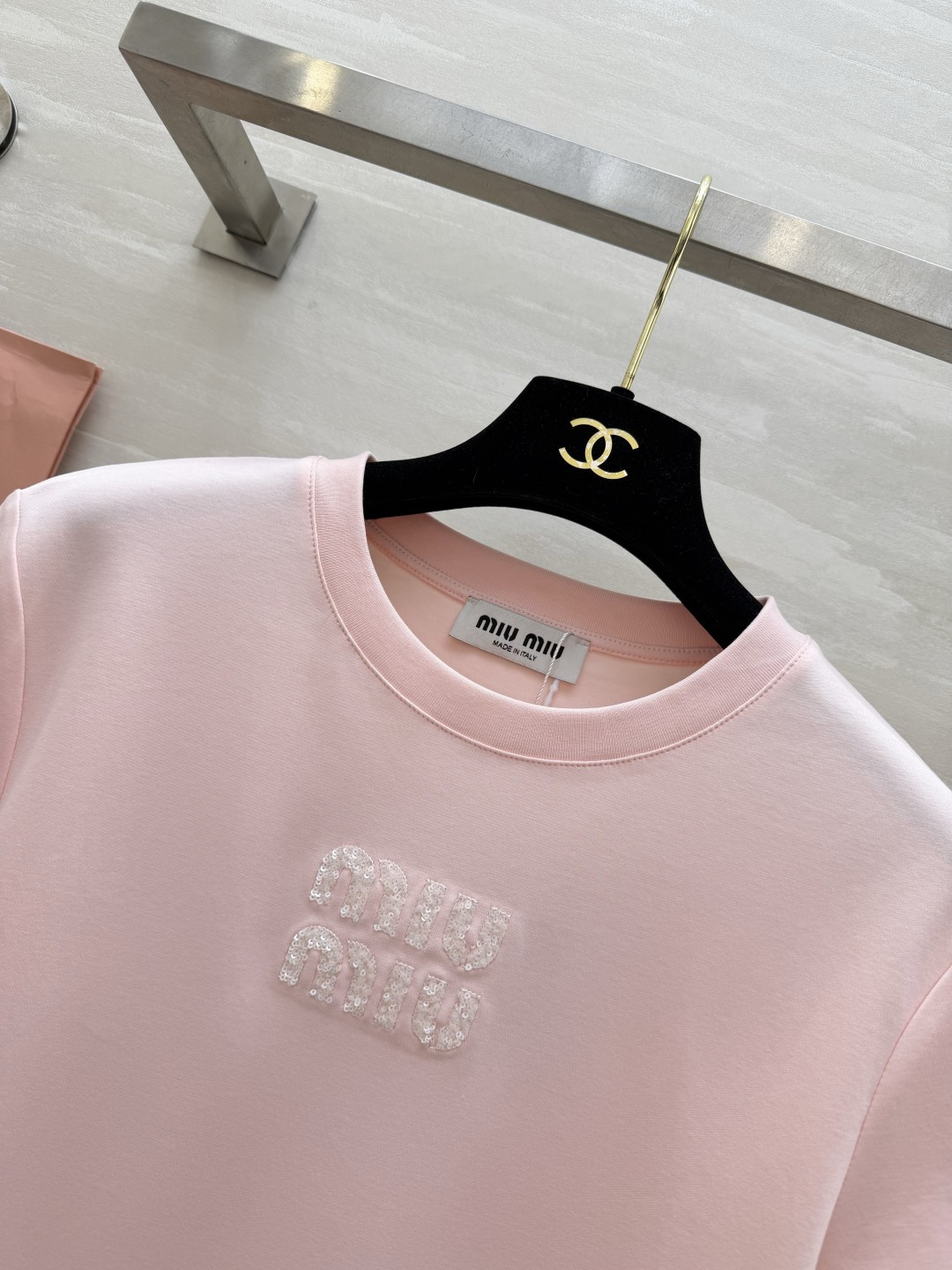 #MiuMi♡²⁶ss字母珠片刺绣🪡短袖T恤 三色可选 手工重工珠片logo 高支棉 亲肤透气 白/粉/