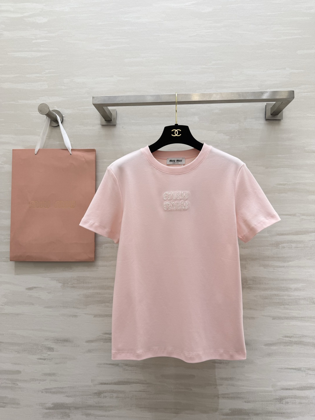 #MiuMi♡²⁶ss字母珠片刺绣🪡短袖T恤 三色可选 手工重工珠片logo 高支棉 亲肤透气 白/粉/