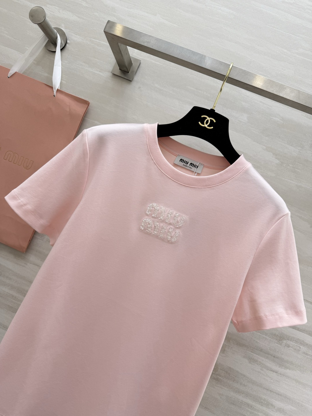 #MiuMi♡²⁶ss字母珠片刺绣🪡短袖T恤 三色可选 手工重工珠片logo 高支棉 亲肤透气 白/粉/