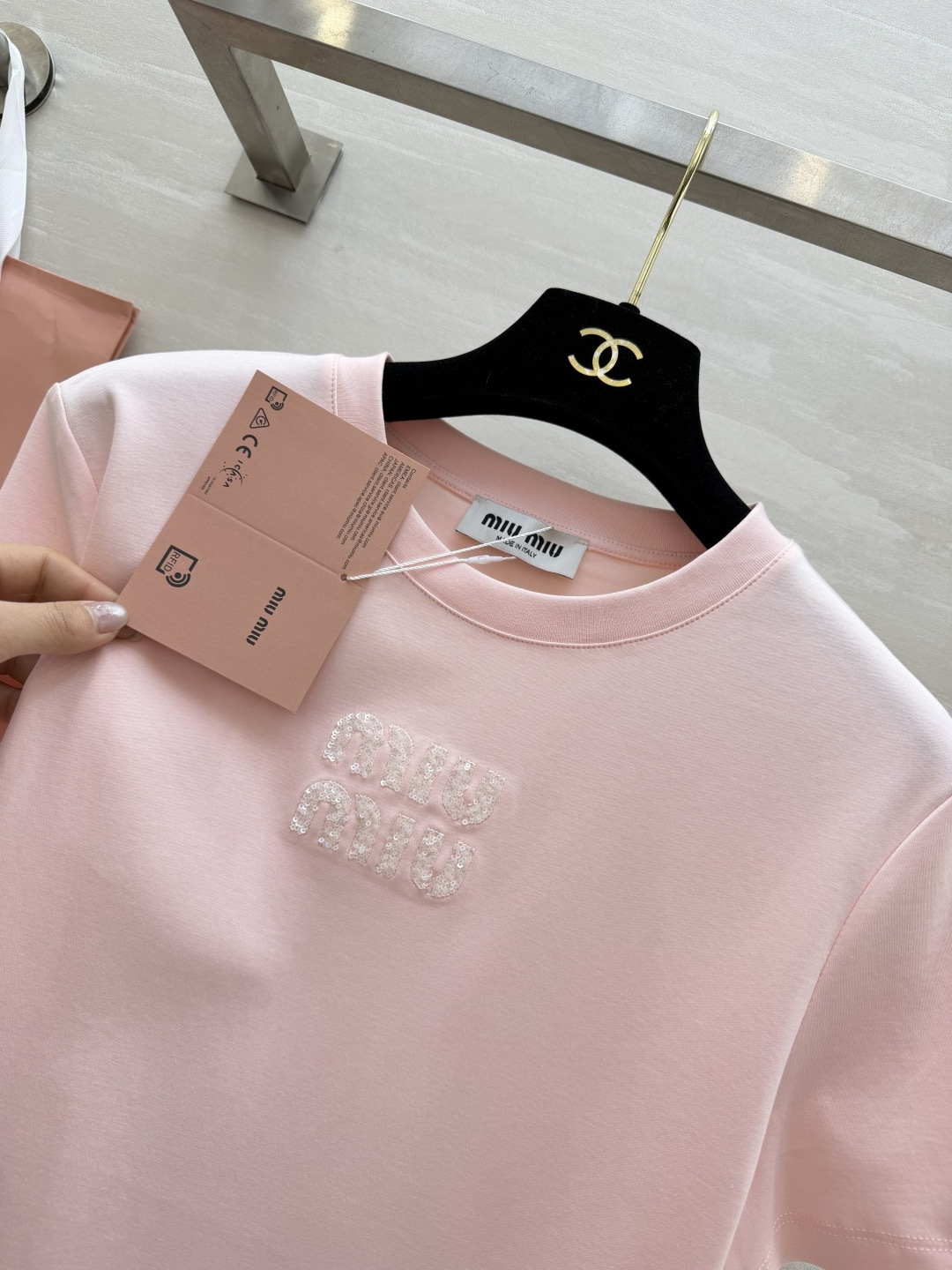 #MiuMi♡²⁶ss字母珠片刺绣🪡短袖T恤 三色可选 手工重工珠片logo 高支棉 亲肤透气 白/粉/