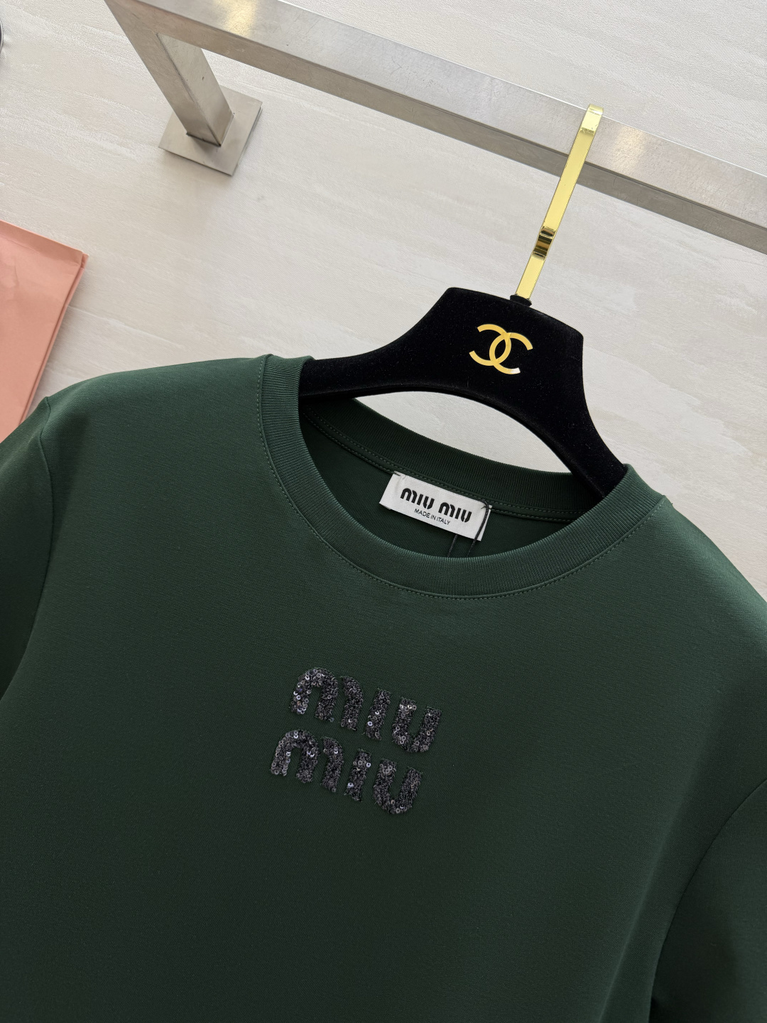 #MiuMi♡²⁶ss字母珠片刺绣🪡短袖T恤 三色可选 手工重工珠片logo 高支棉 亲肤透气 白/粉/