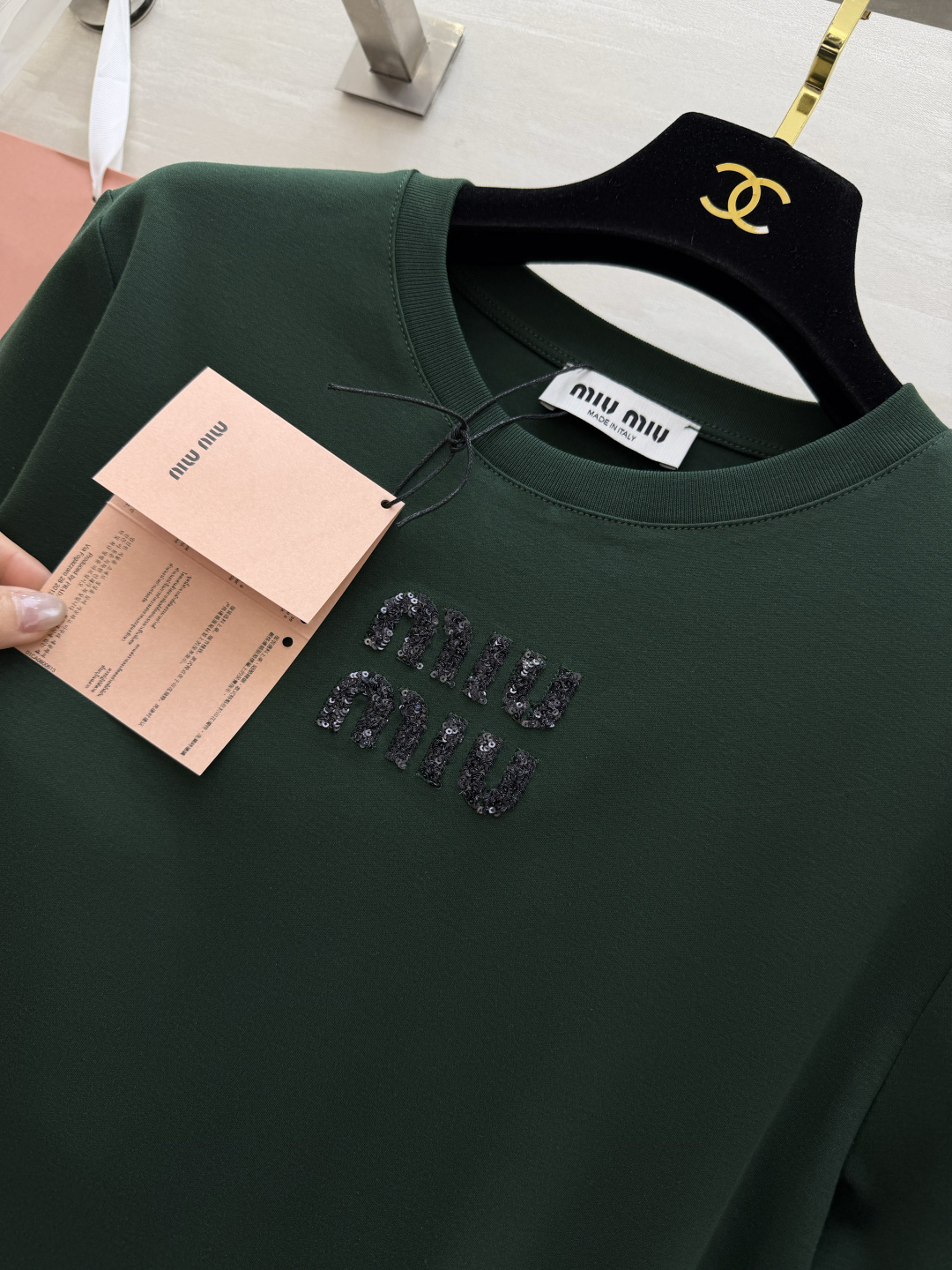 #MiuMi♡²⁶ss字母珠片刺绣🪡短袖T恤 三色可选 手工重工珠片logo 高支棉 亲肤透气 白/粉/