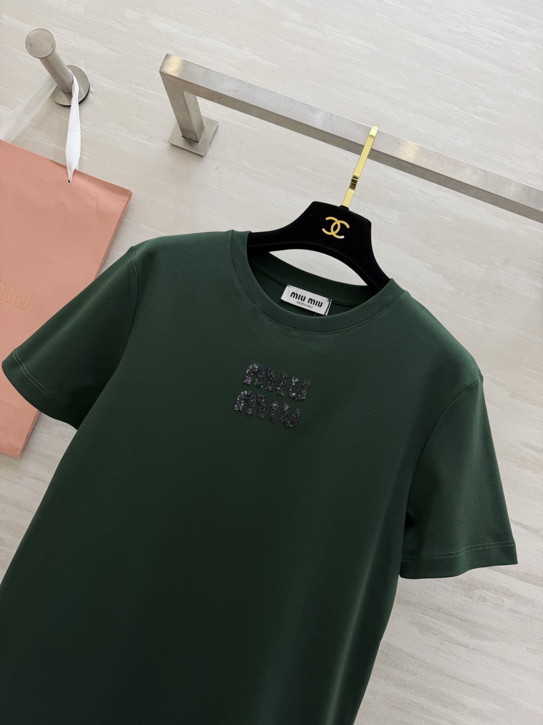 #MiuMi♡²⁶ss字母珠片刺绣🪡短袖T恤 三色可选 手工重工珠片logo 高支棉 亲肤透气 白/粉/