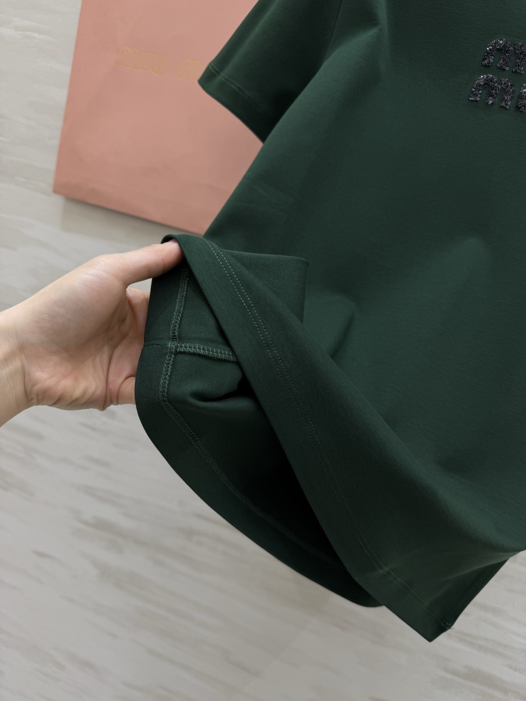 #MiuMi♡²⁶ss字母珠片刺绣🪡短袖T恤 三色可选 手工重工珠片logo 高支棉 亲肤透气 白/粉/