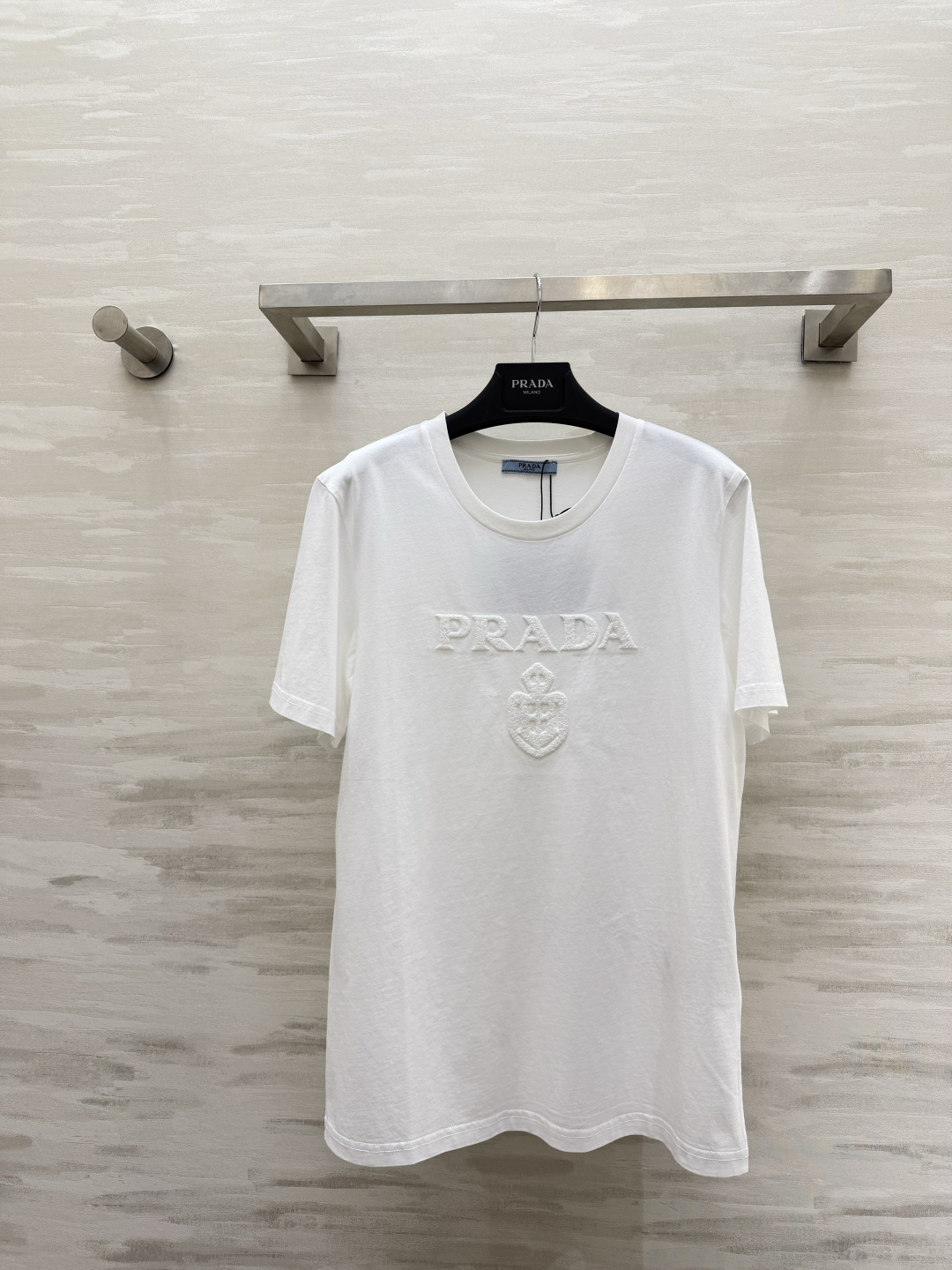 NO:804194,#Prad embossed LOGO short sleeves, black and white, three-dimensional embroidery technology, high-count cotton, skin-friendly and breathable, loose fit, not picky, suitable for commuting and leisure, white T-shirt is clean, black T-shirt is cool, high-quality customization, available in stock, size S/M/L (S size shoulder width 41, bust 94, length 68), prada, T-shirt,19860909#Prad浮雕LOGO短袖 黑白两色 立体植绣工艺 高支棉亲肤透气c宽松版型不挑人 通勤休闲都可 白T干净 黑T酷飒 高品质定制 现货来sizeS/M/L（s码肩宽41,胸围94,衣长68）,,prada,T-shirt,,Women's clothing