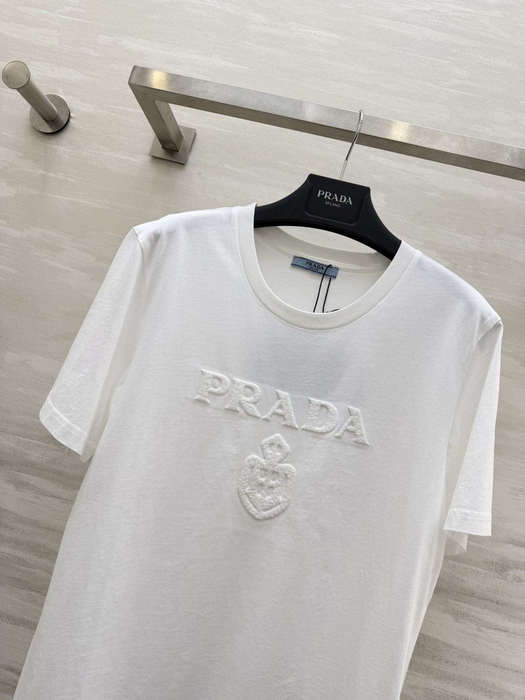 #Prad♡²⁶浮雕LOGO短袖 黑白两色 立体植绣工艺 高支棉亲肤透气c宽松版型不挑人 通勤休闲都可 