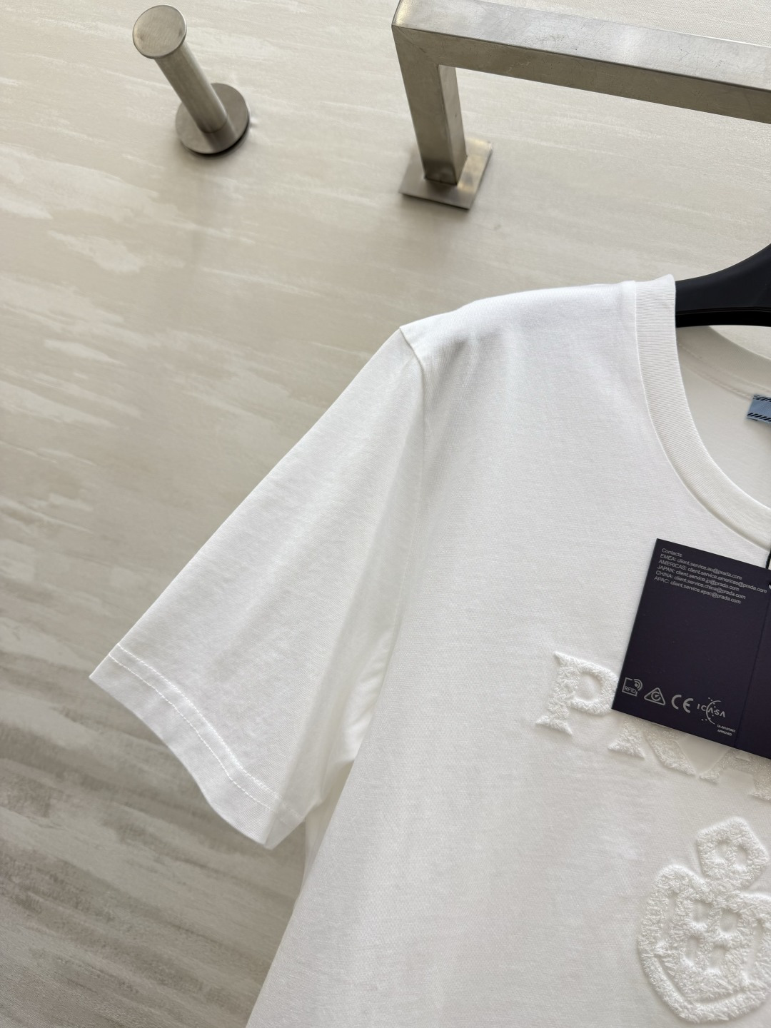 #Prad♡²⁶浮雕LOGO短袖 黑白两色 立体植绣工艺 高支棉亲肤透气c宽松版型不挑人 通勤休闲都可 