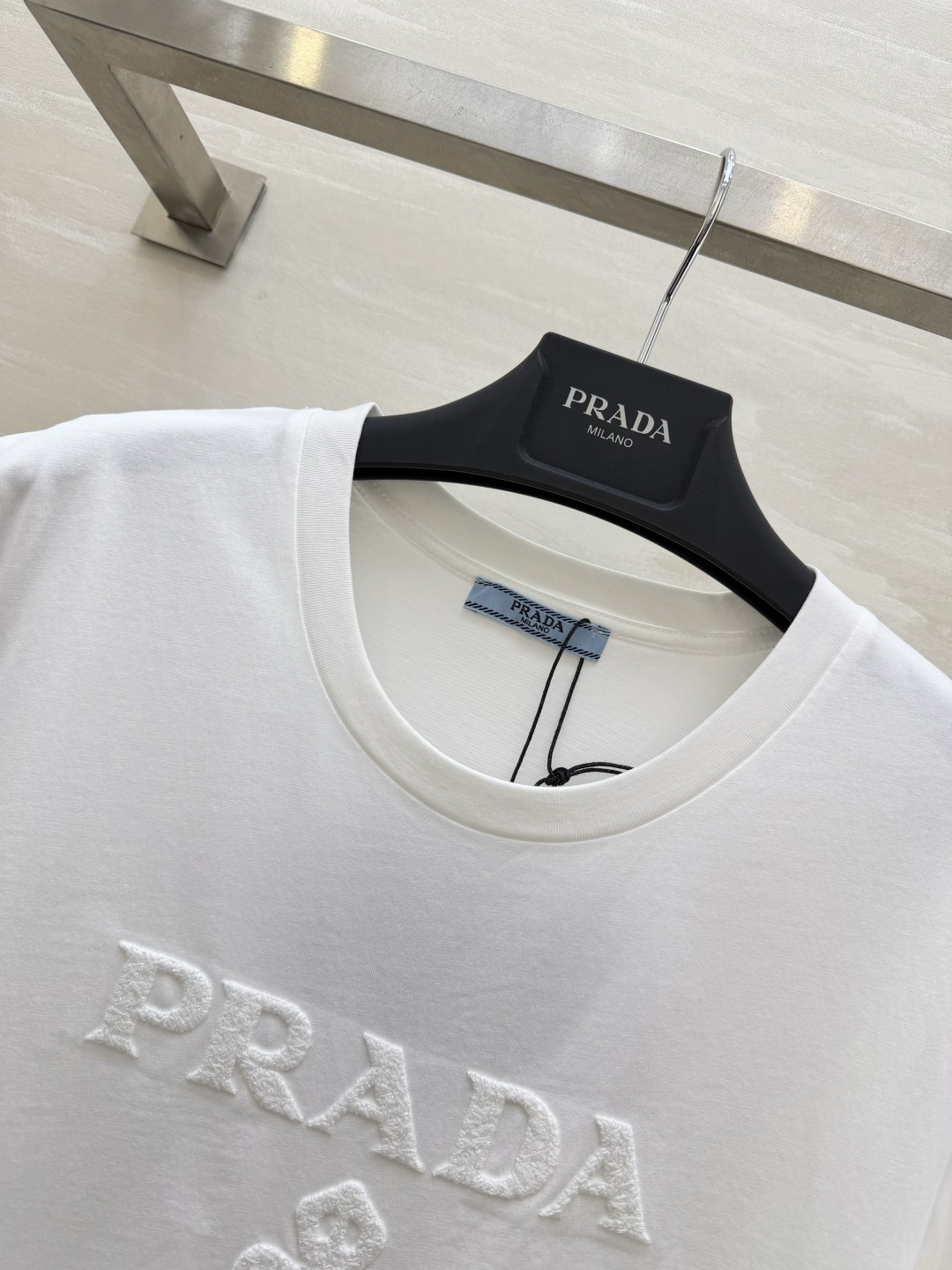 #Prad♡²⁶浮雕LOGO短袖 黑白两色 立体植绣工艺 高支棉亲肤透气c宽松版型不挑人 通勤休闲都可 