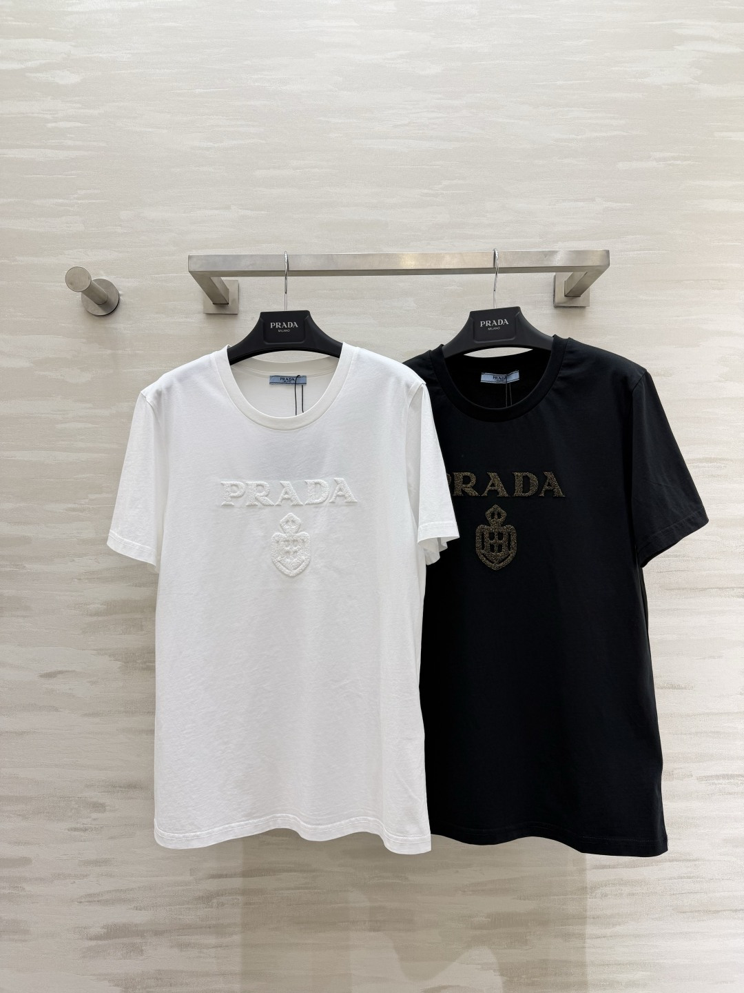 #Prad♡²⁶浮雕LOGO短袖 黑白两色 立体植绣工艺 高支棉亲肤透气c宽松版型不挑人 通勤休闲都可 