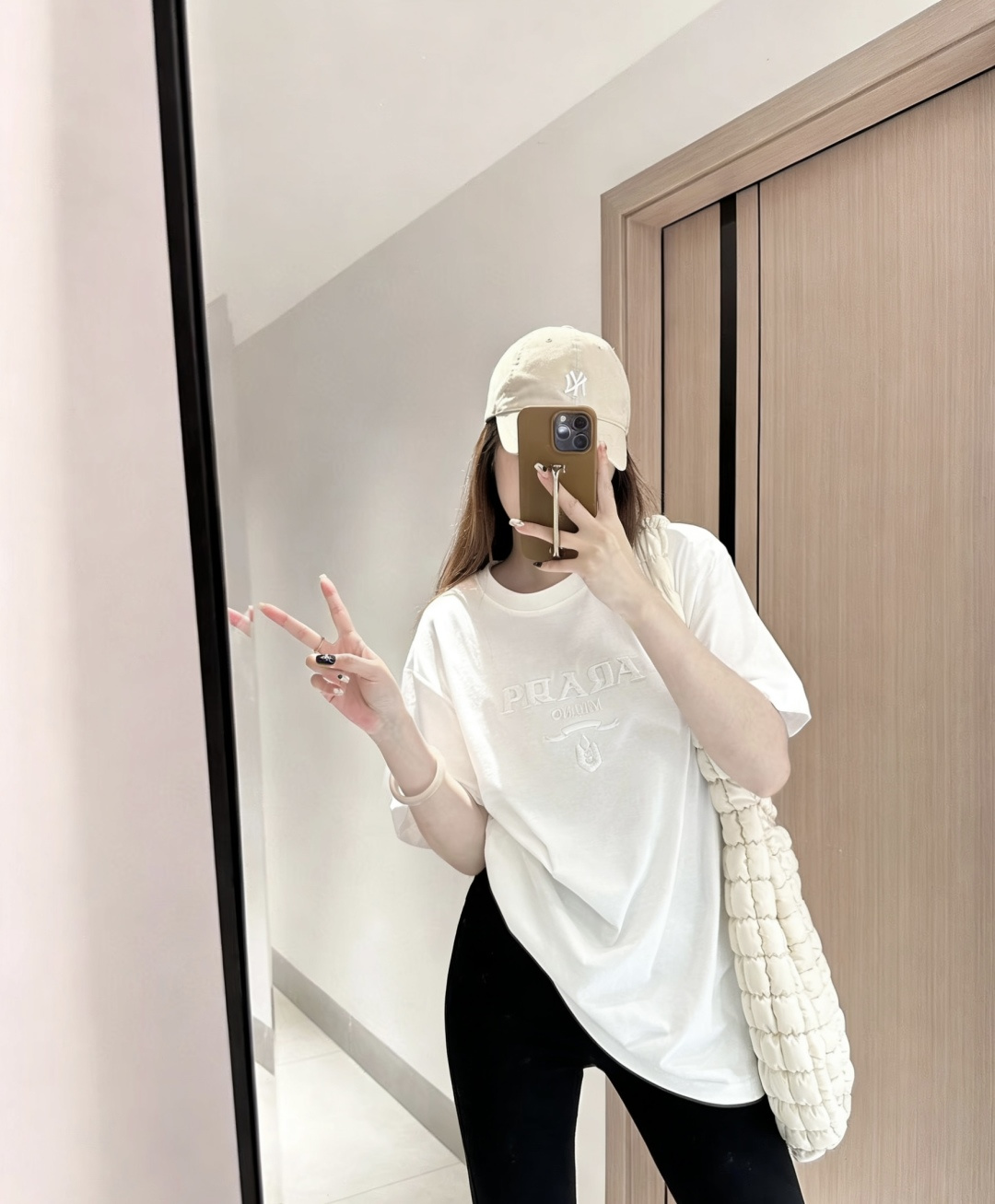 #Prad♡²⁶浮雕LOGO短袖 黑白两色 立体植绣工艺 高支棉亲肤透气c宽松版型不挑人 通勤休闲都可 