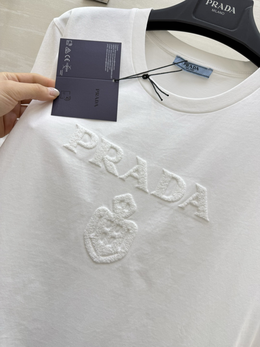 #Prad♡²⁶浮雕LOGO短袖 黑白两色 立体植绣工艺 高支棉亲肤透气c宽松版型不挑人 通勤休闲都可 