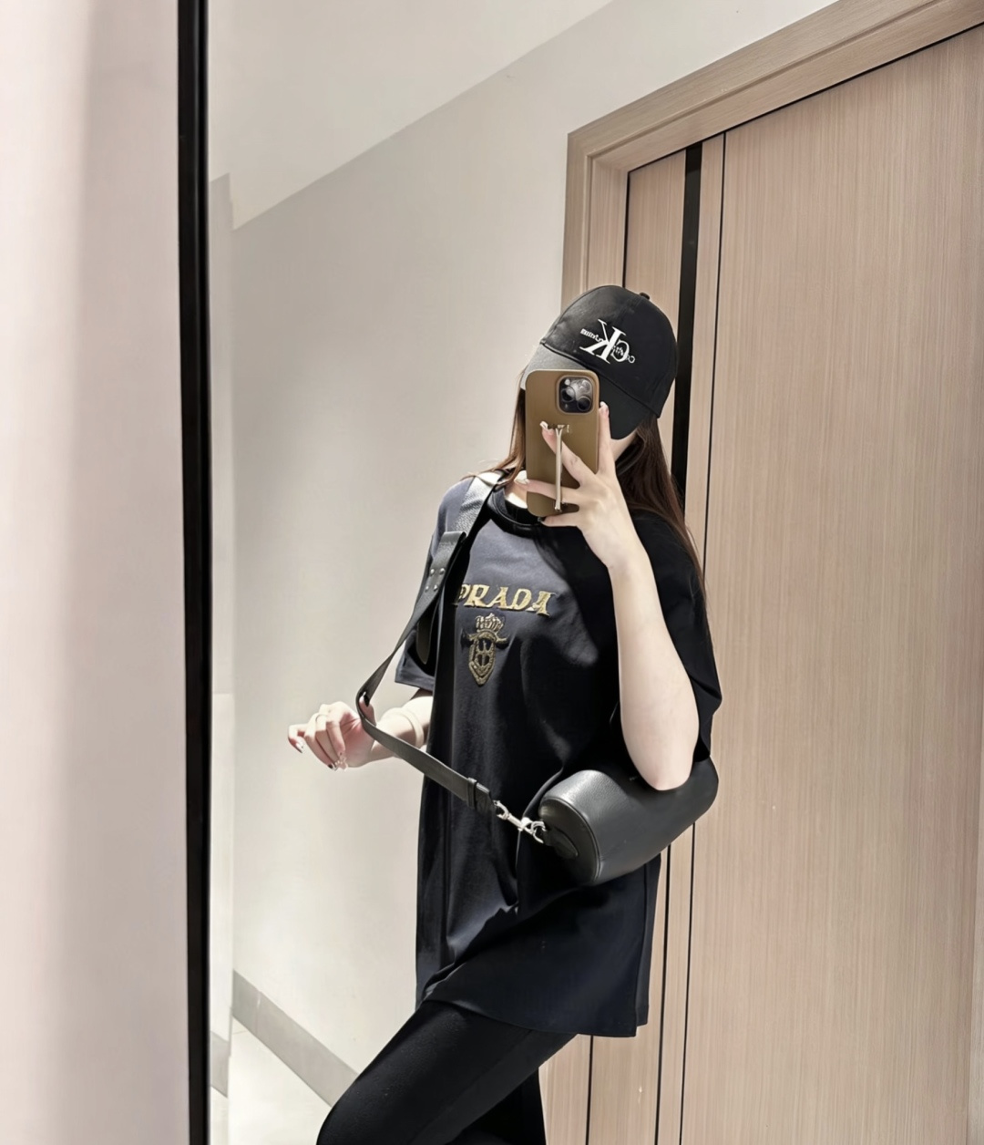 #Prad♡²⁶浮雕LOGO短袖 黑白两色 立体植绣工艺 高支棉亲肤透气c宽松版型不挑人 通勤休闲都可 