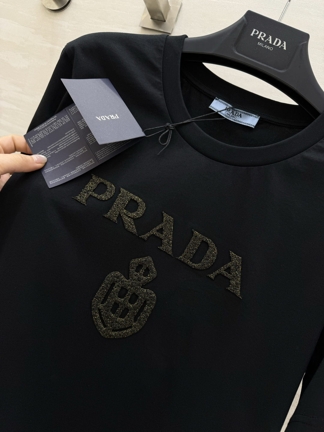 #Prad♡²⁶浮雕LOGO短袖 黑白两色 立体植绣工艺 高支棉亲肤透气c宽松版型不挑人 通勤休闲都可 