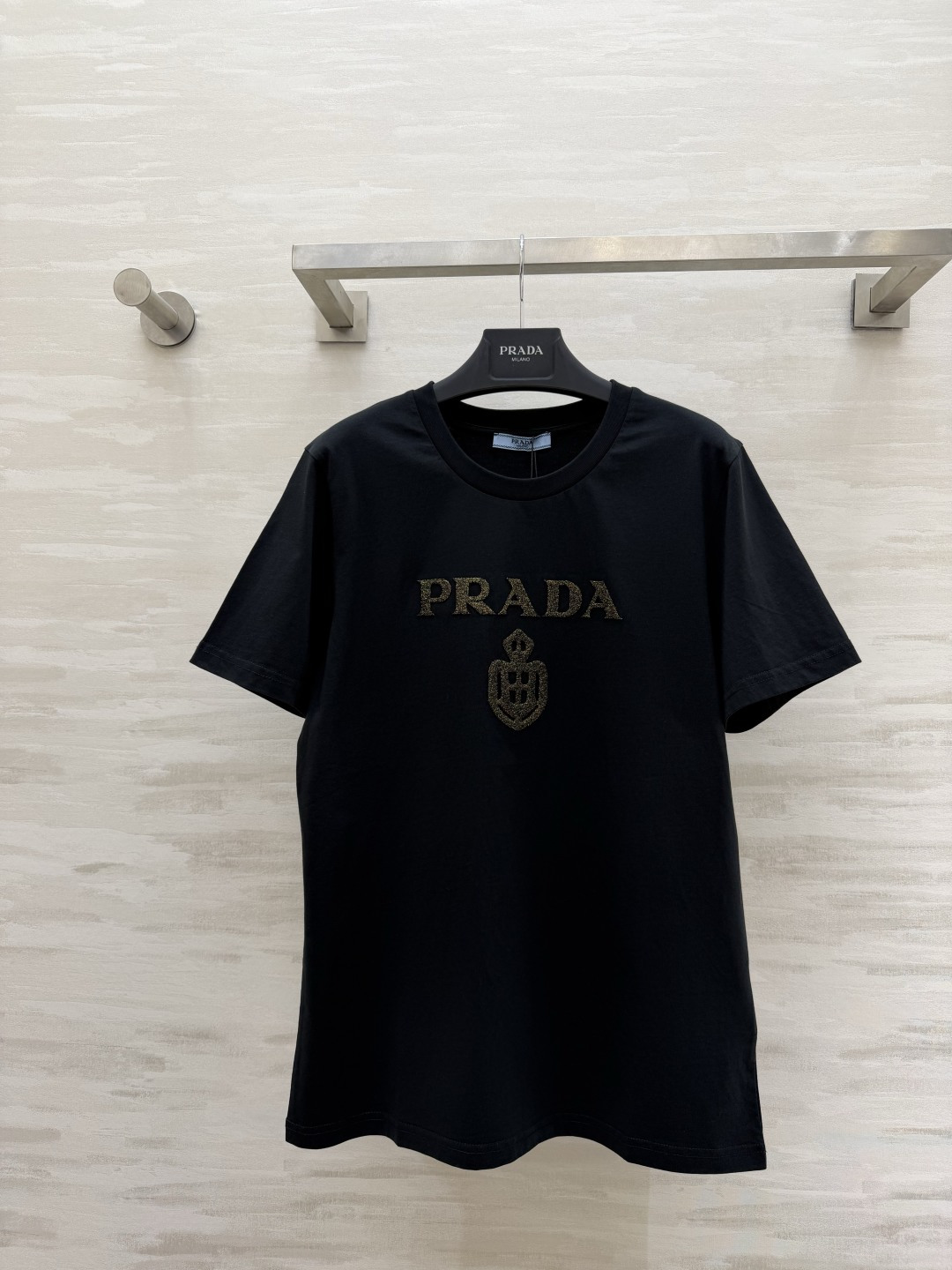 #Prad♡²⁶浮雕LOGO短袖 黑白两色 立体植绣工艺 高支棉亲肤透气c宽松版型不挑人 通勤休闲都可 